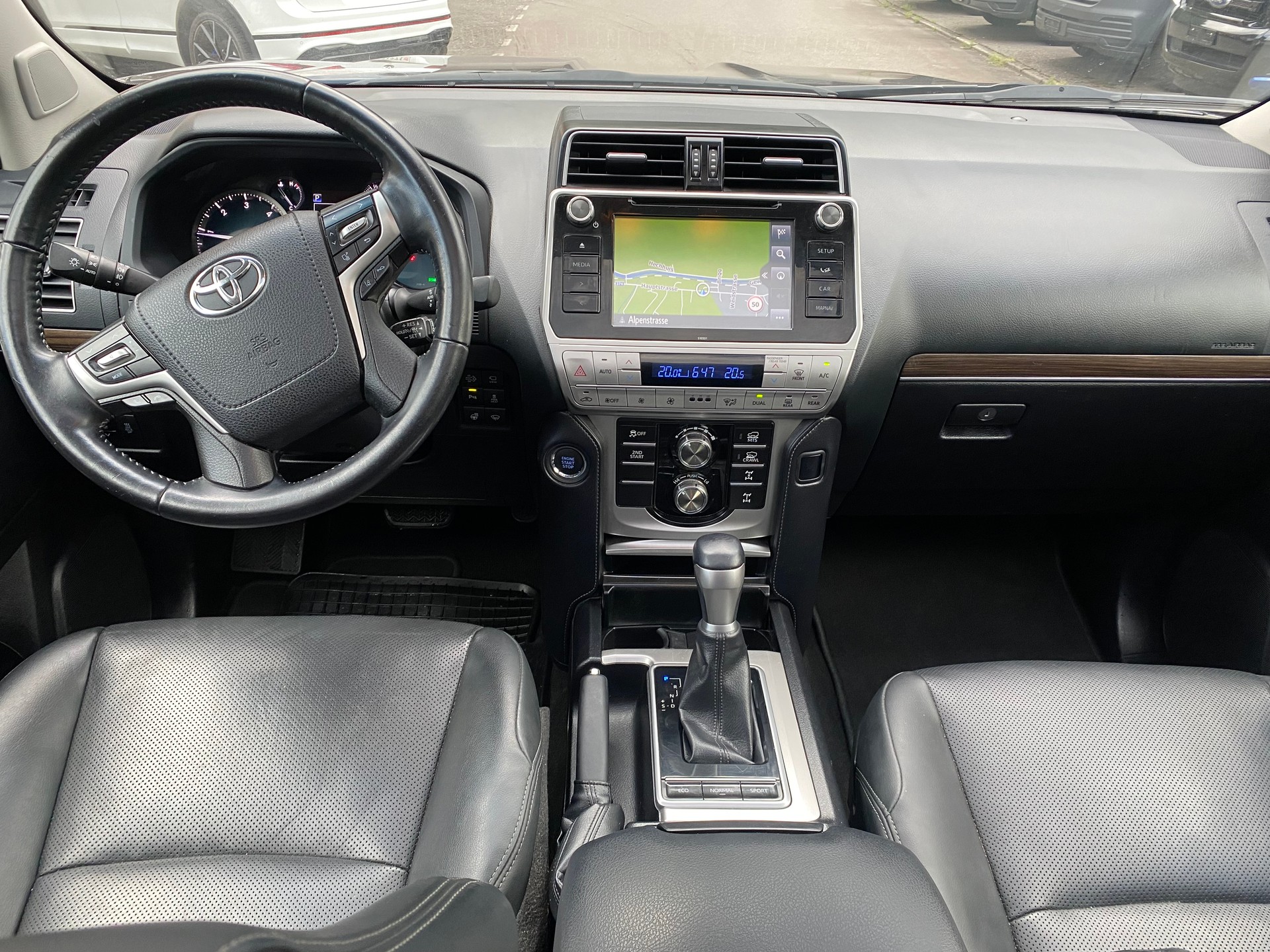 TOYOTA Land Cruiser 2.8TD Style Automatic-image-6