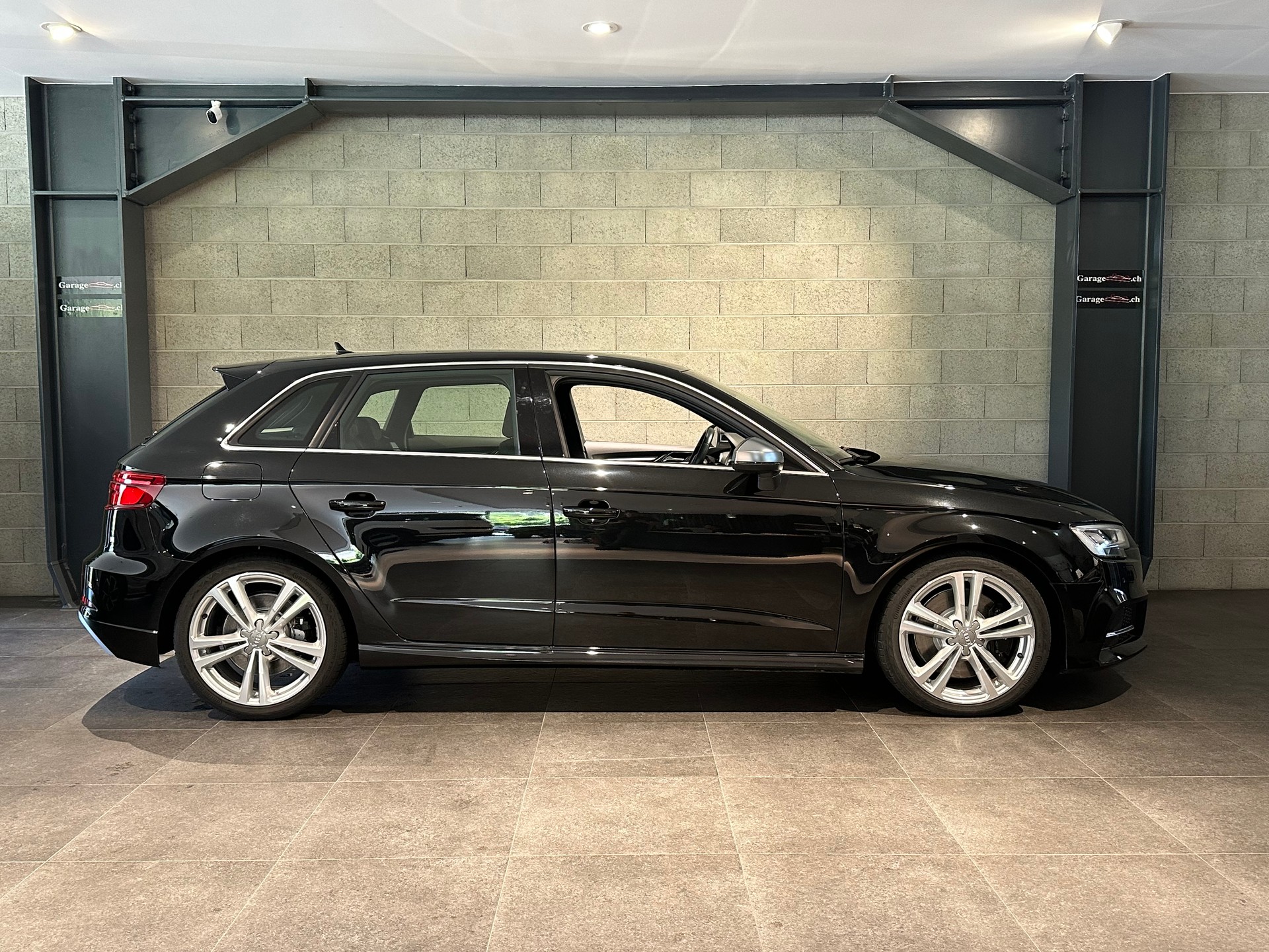 AUDI S3 SportBack 2.0 TFSI quattro-image-3