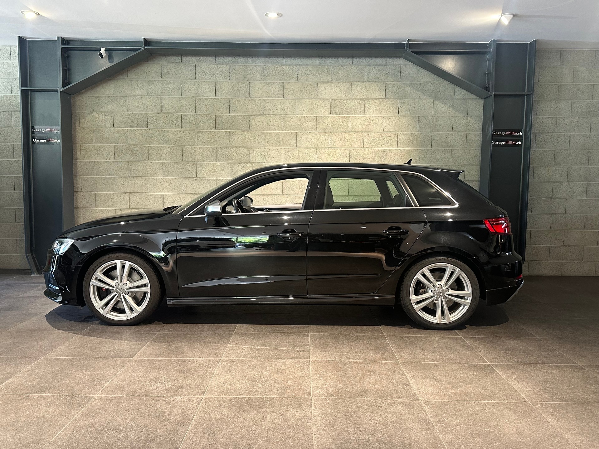 AUDI S3 SportBack 2.0 TFSI quattro-image-0