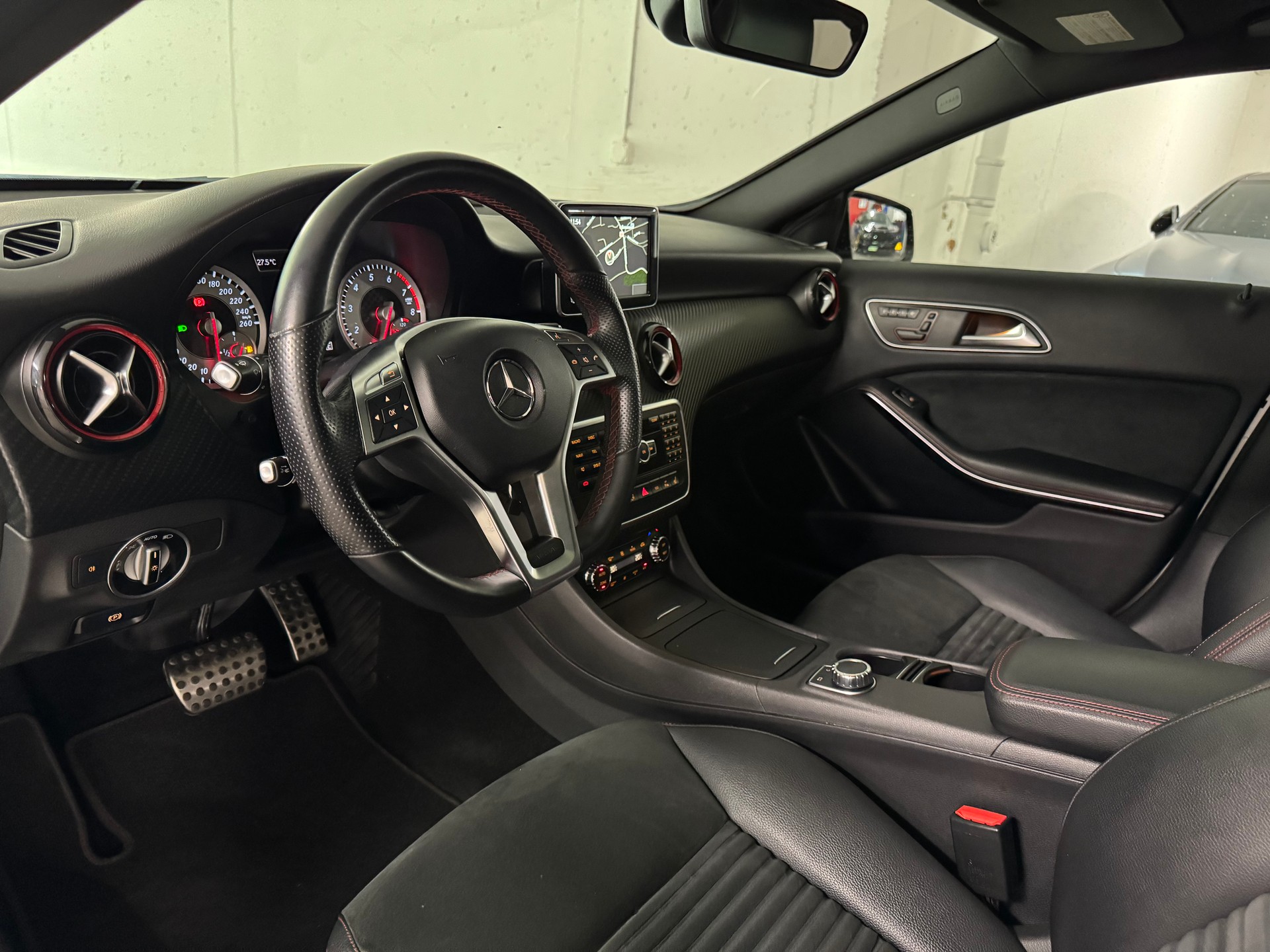 MERCEDES-BENZ A 250 Sport 7G-DCT AMG-Line-image-8