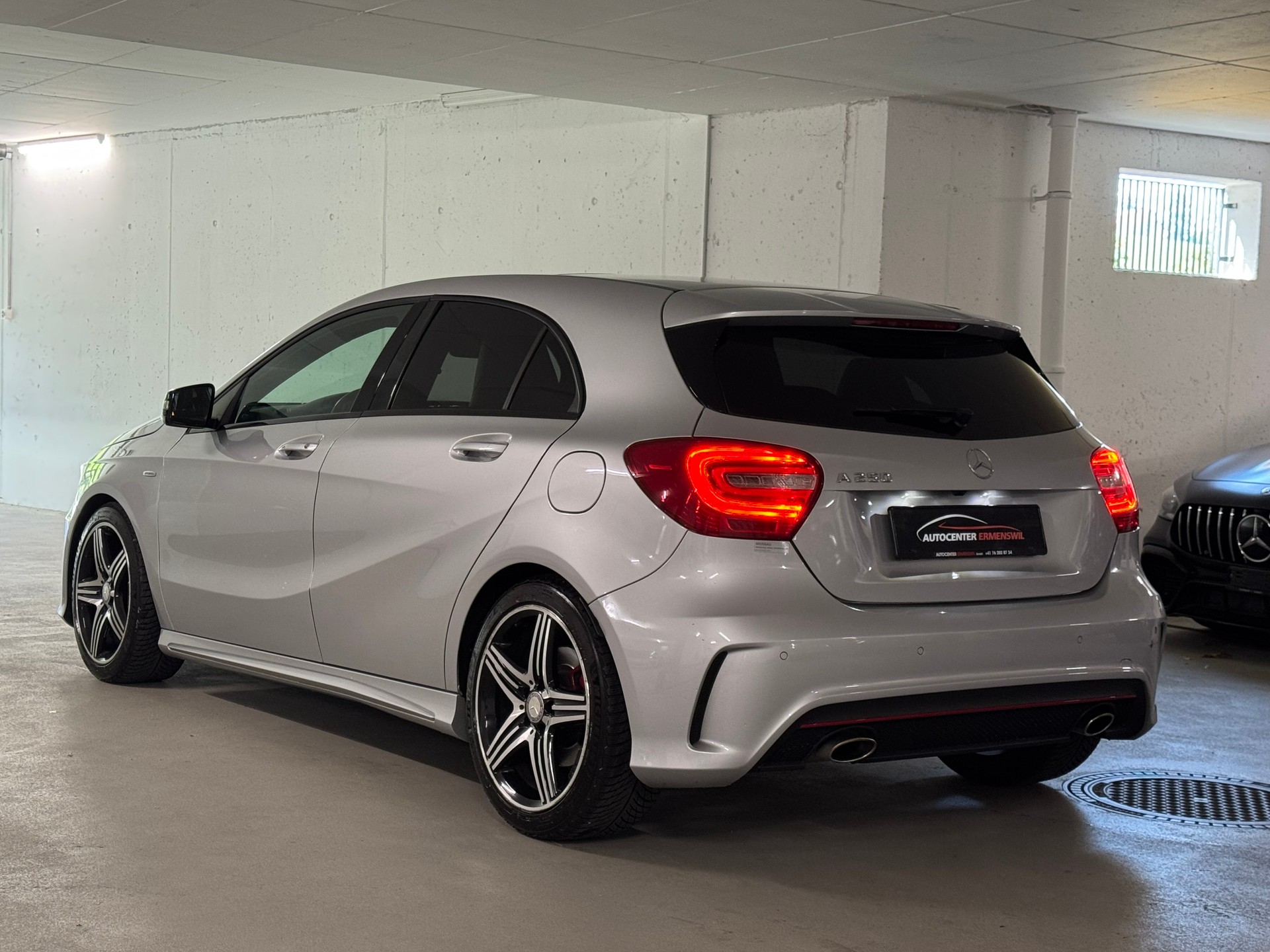 MERCEDES-BENZ A 250 Sport 7G-DCT AMG-Line-image-4
