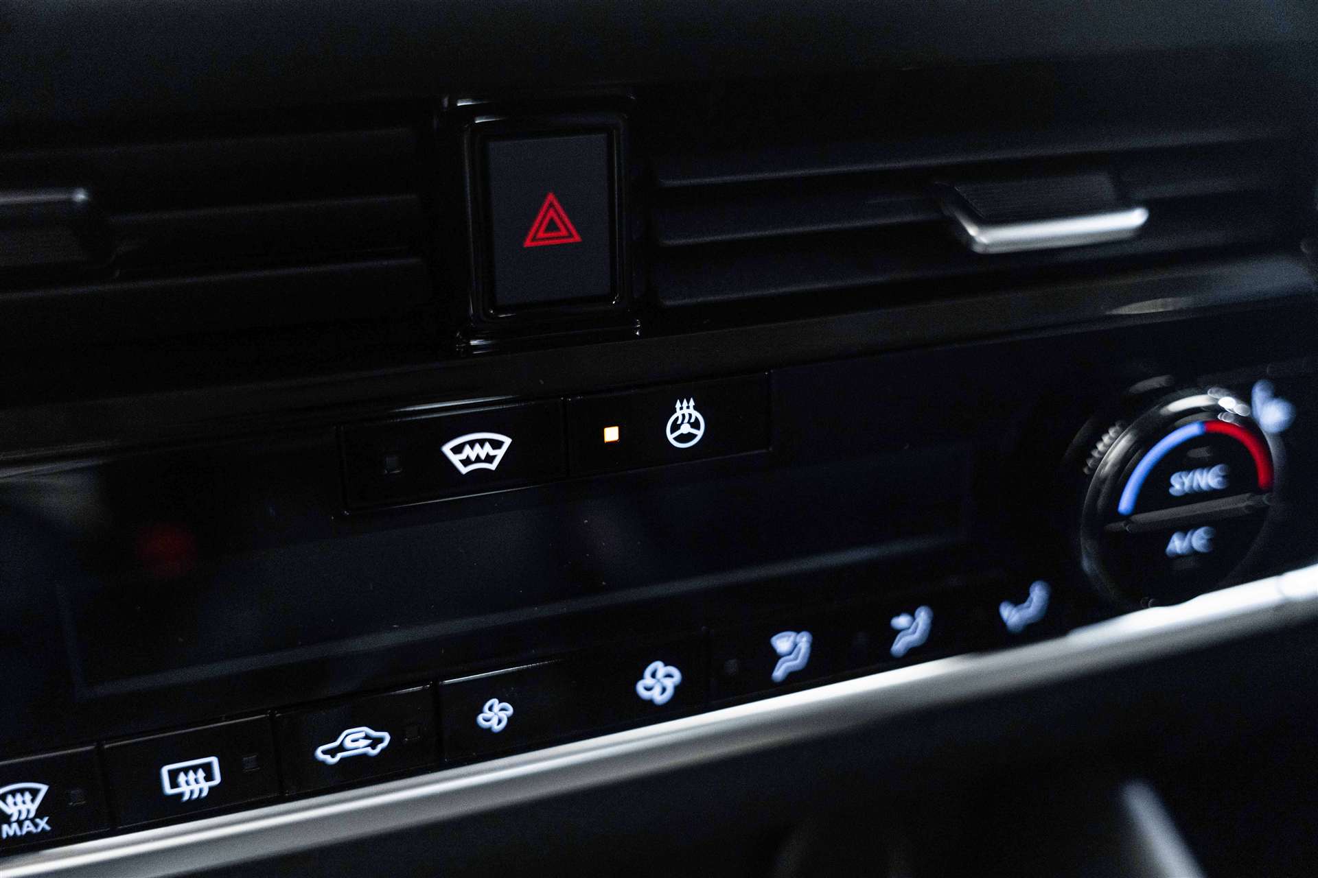 NISSAN Qashqai 1.3 DIG-T MHEV N-Connecta Xtronic-Automat-image-23