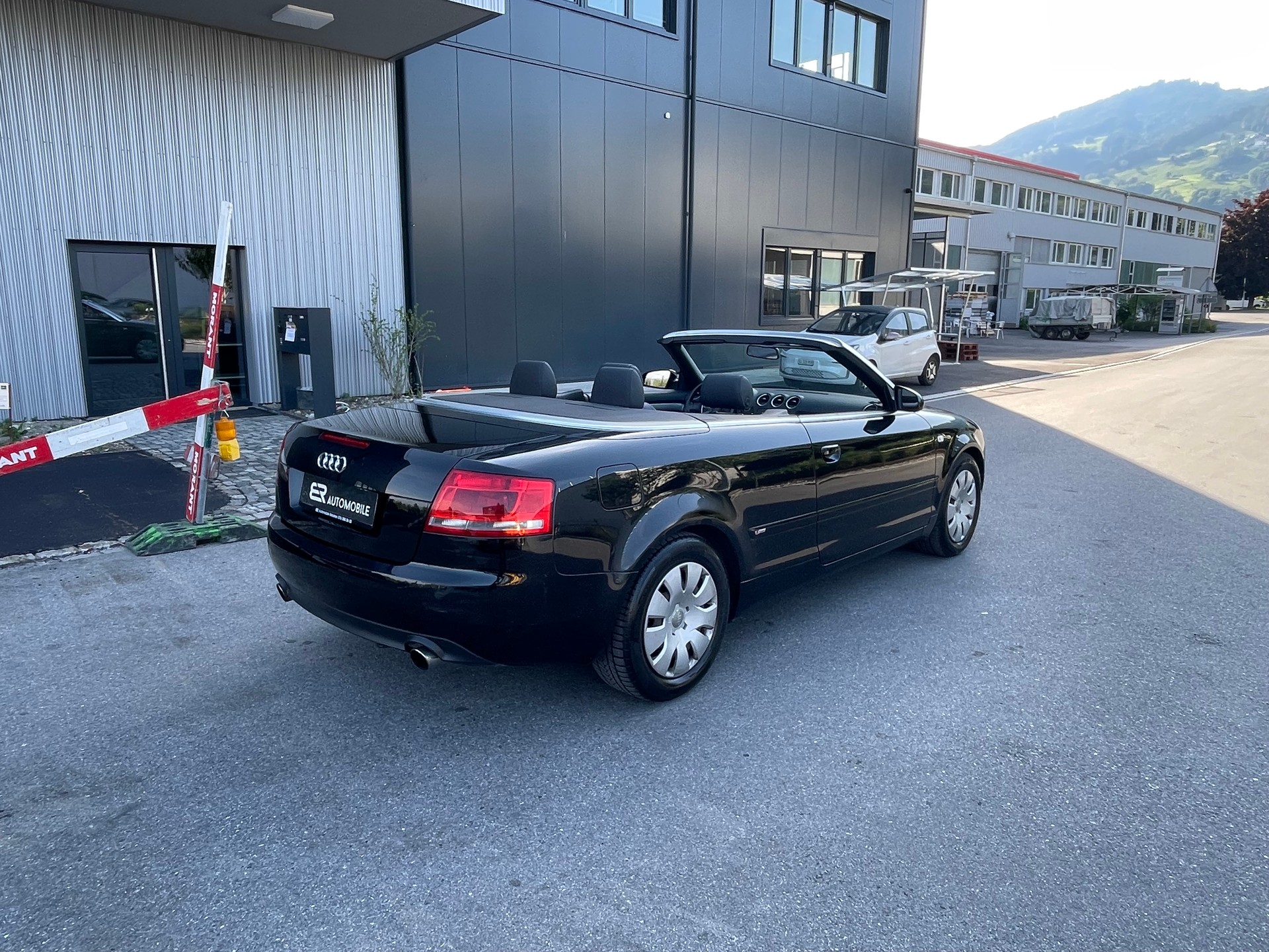 AUDI A4 Cabriolet 2.0T FSI-image-4