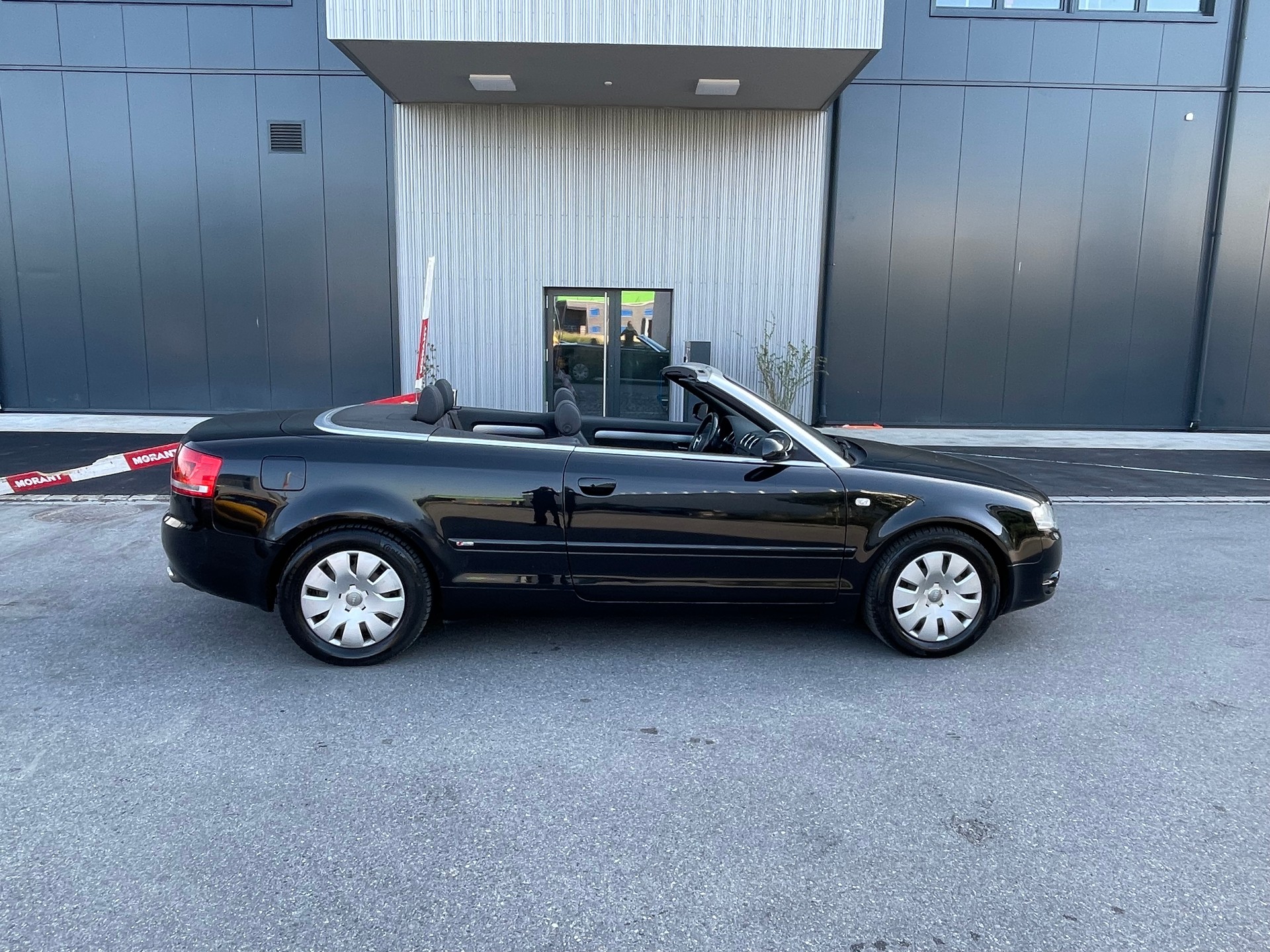 AUDI A4 Cabriolet 2.0T FSI-image-8