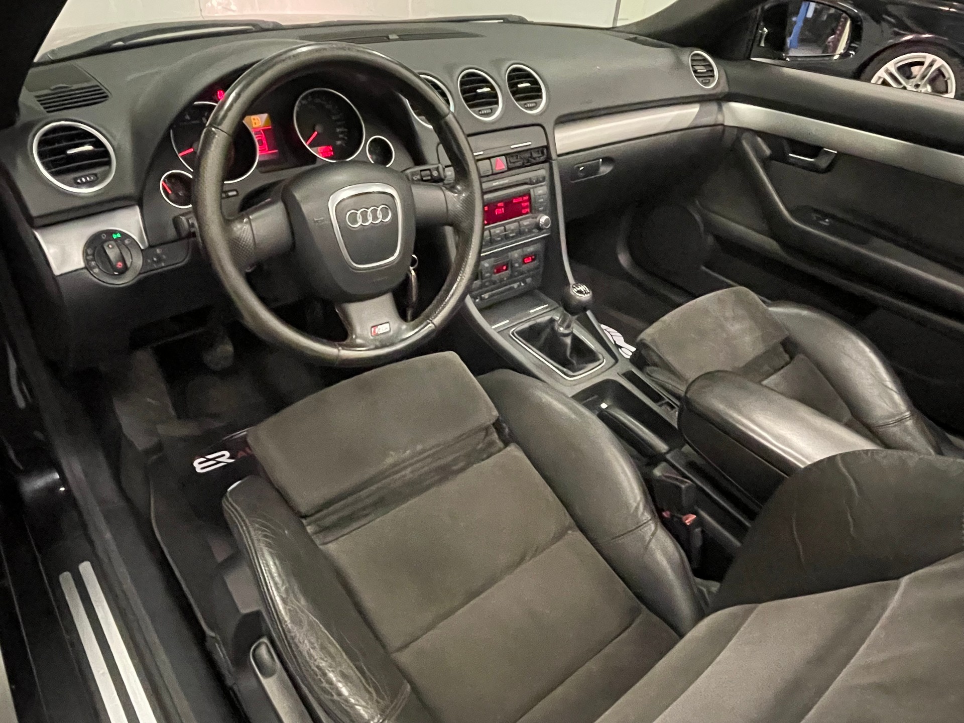 AUDI A4 Cabriolet 2.0T FSI-image-11