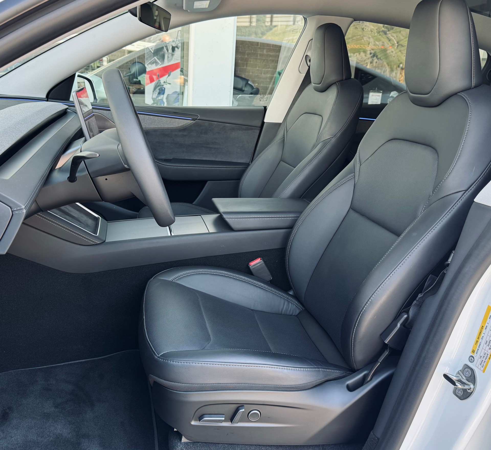 TESLA Model Y Long Range AWD-image-7