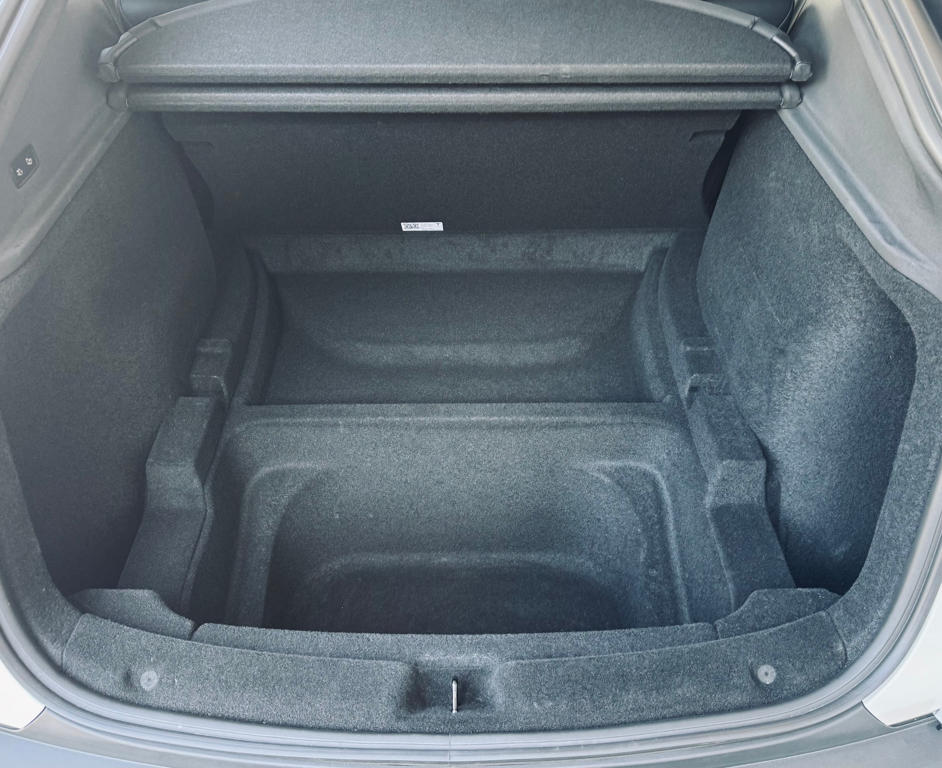 TESLA Model Y Long Range AWD-image-12