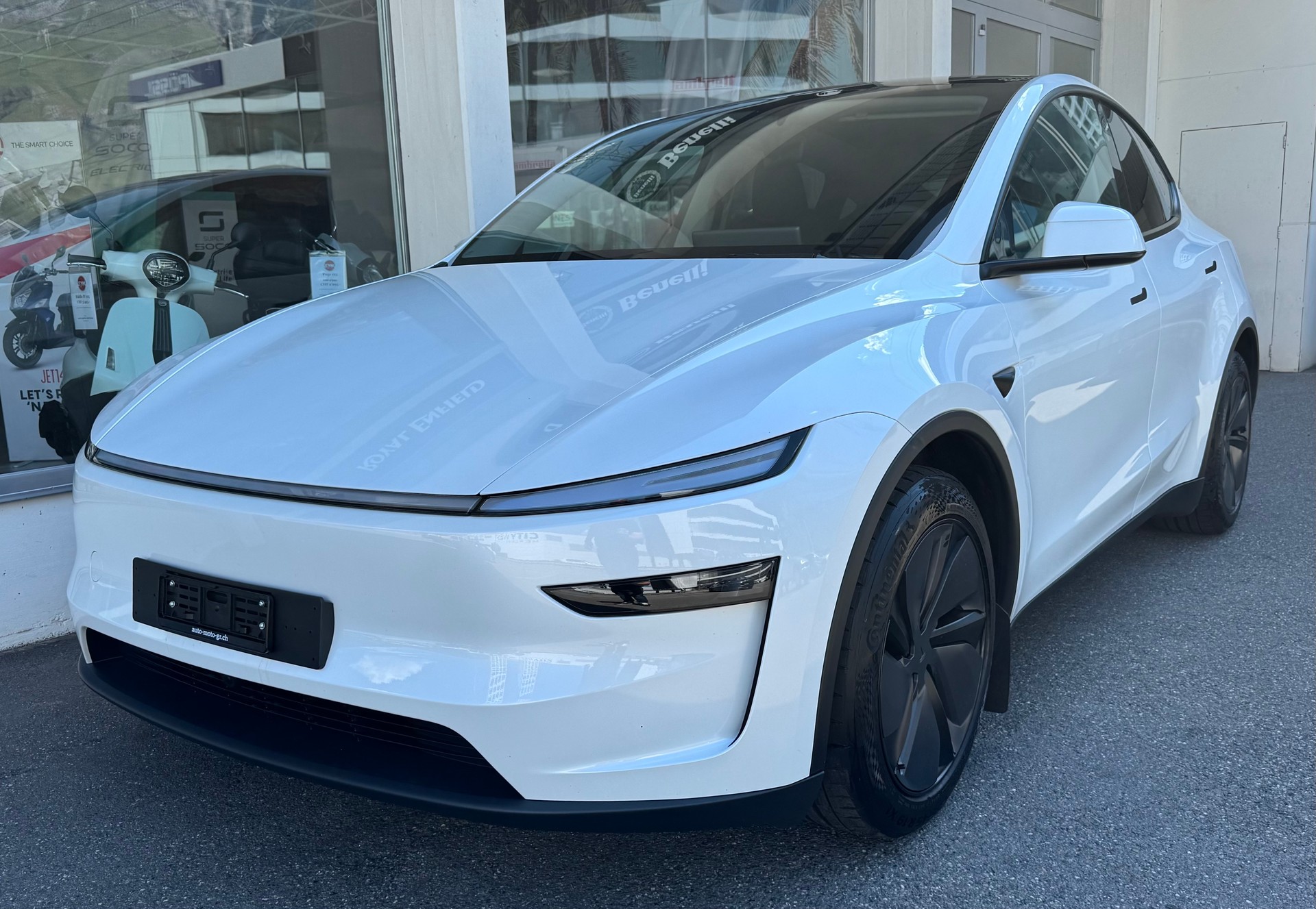 TESLA Model Y Long Range AWD-image-5