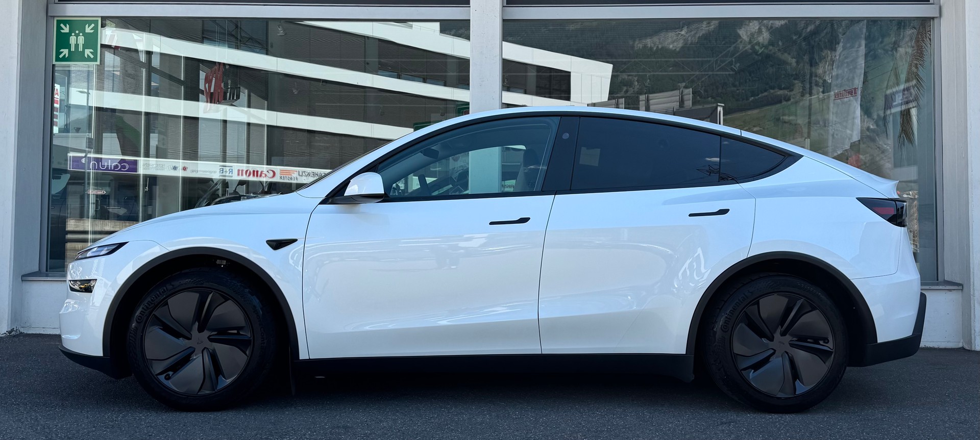 TESLA Model Y Long Range AWD-image-2