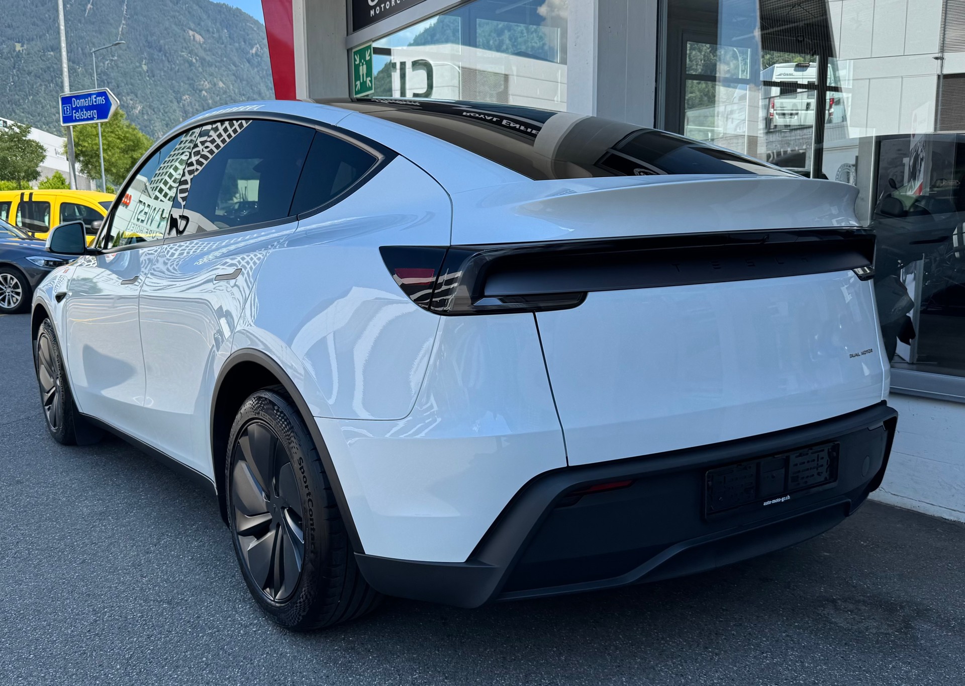 TESLA Model Y Long Range AWD-image-3