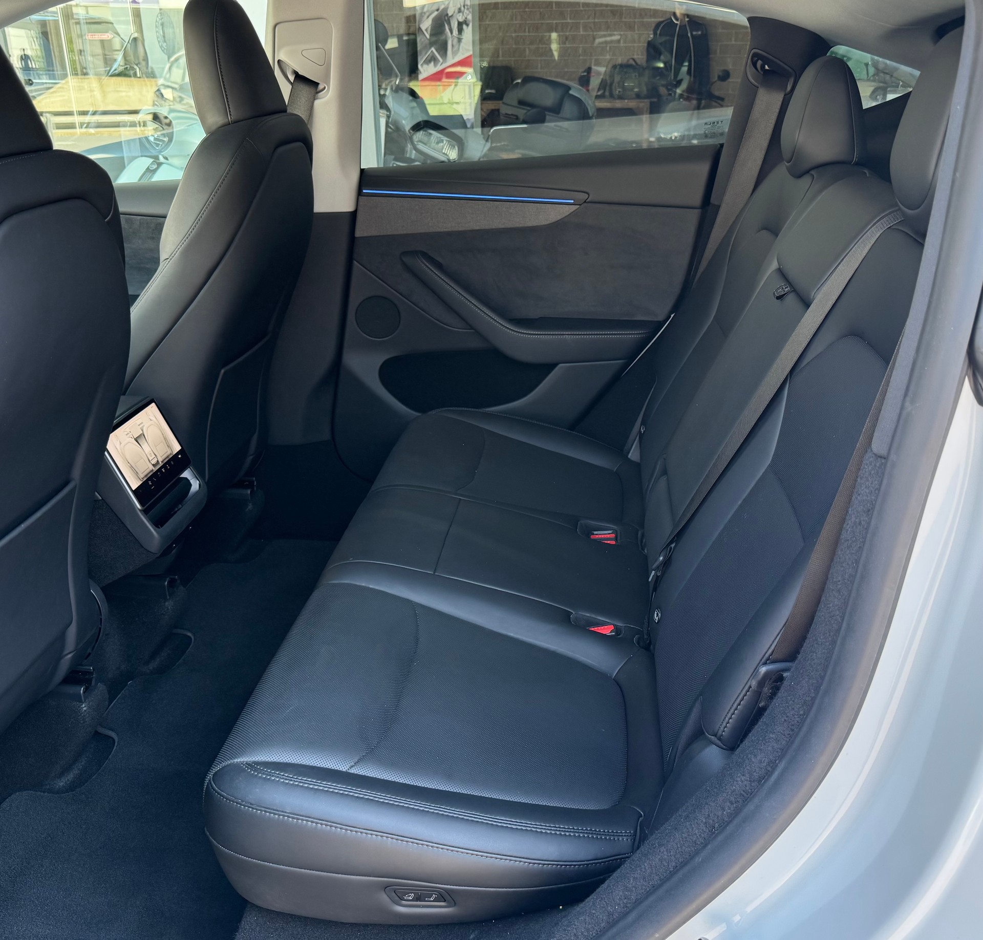TESLA Model Y Long Range AWD-image-9
