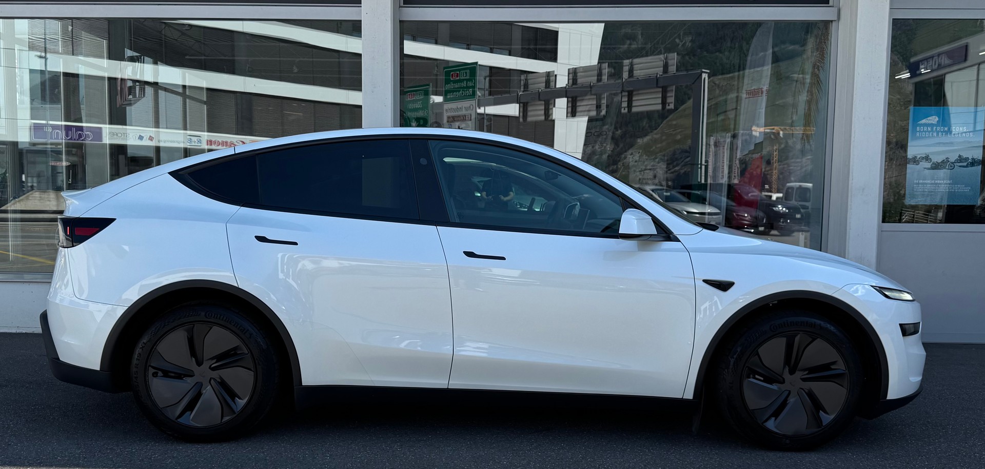 TESLA Model Y Long Range AWD-image-1