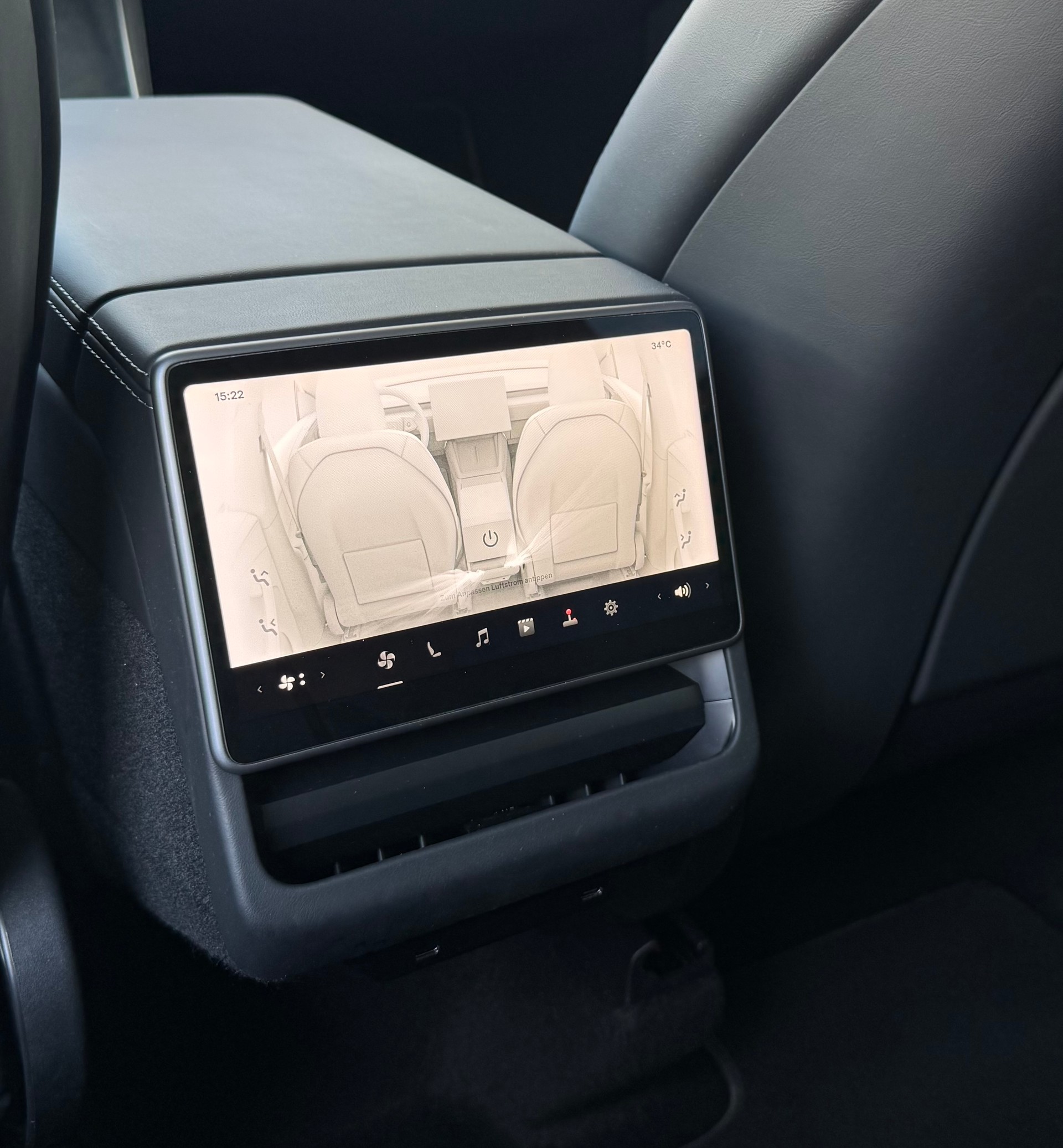TESLA Model Y Long Range AWD-image-10