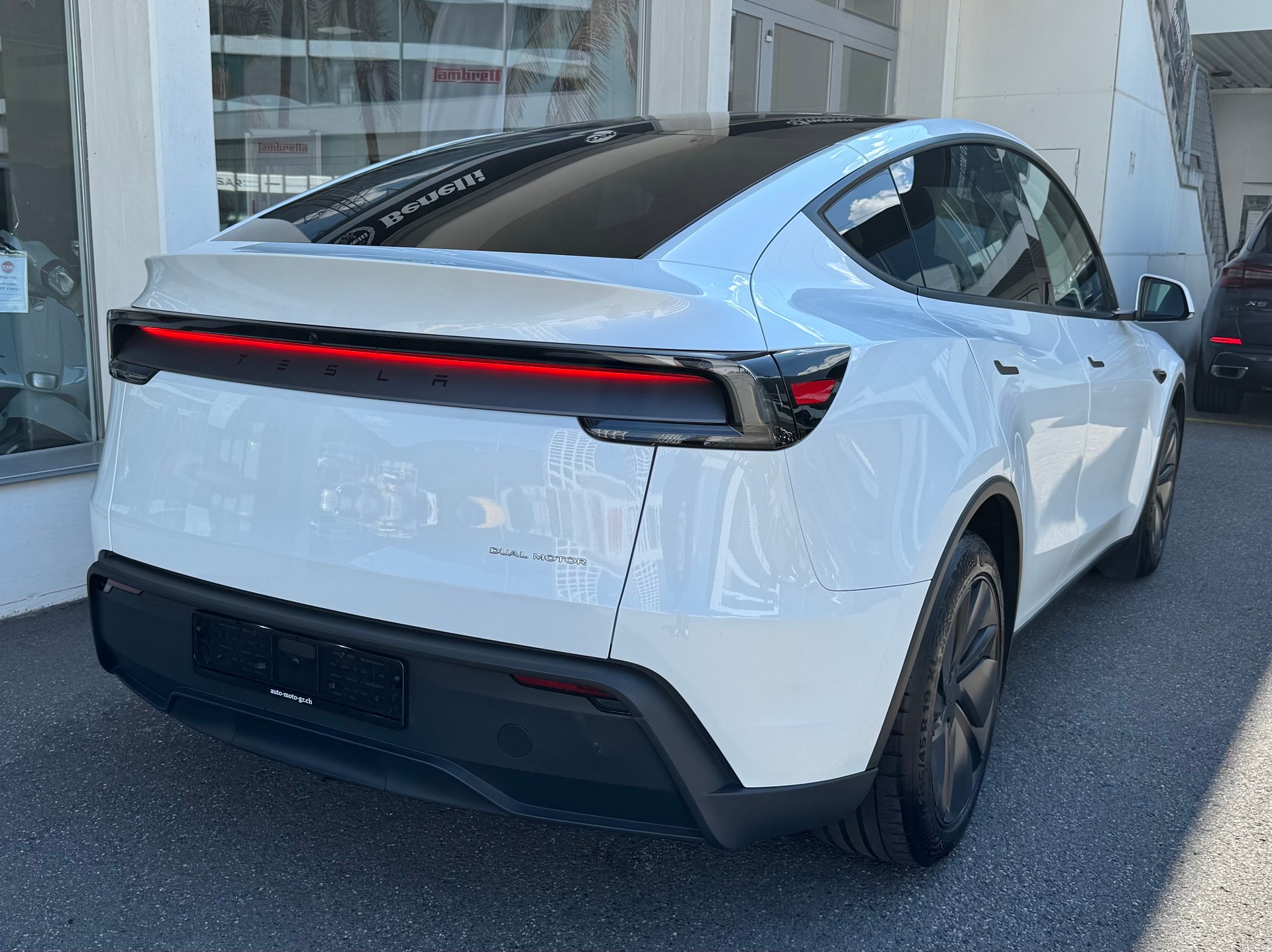 TESLA Model Y Long Range AWD-image-4