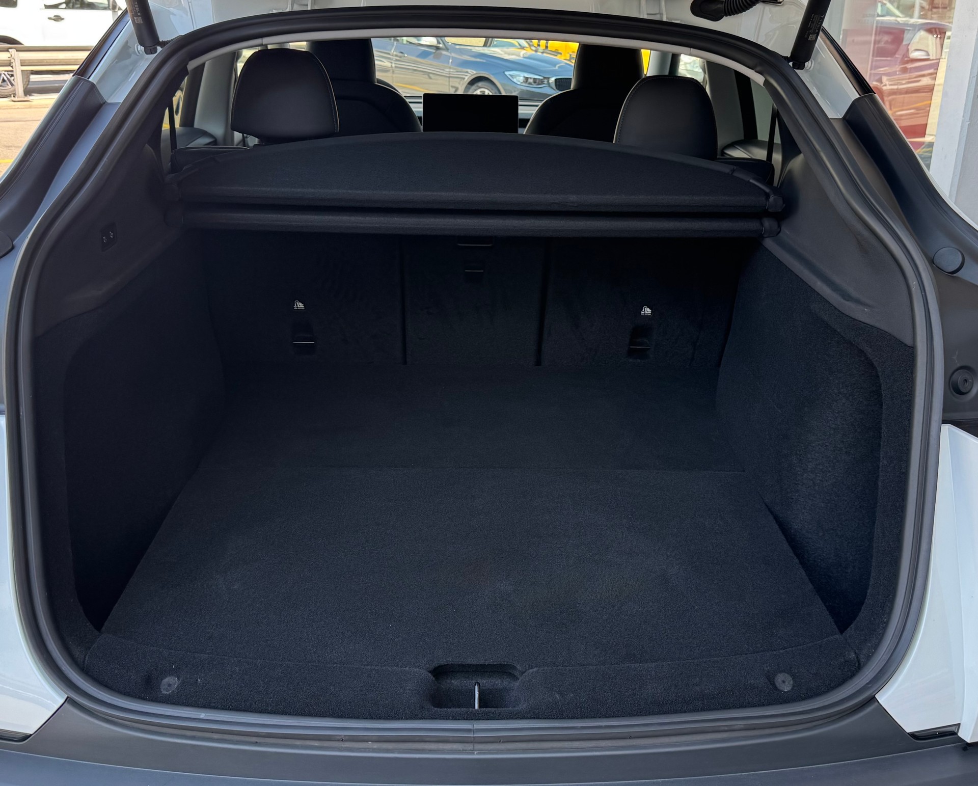 TESLA Model Y Long Range AWD-image-11