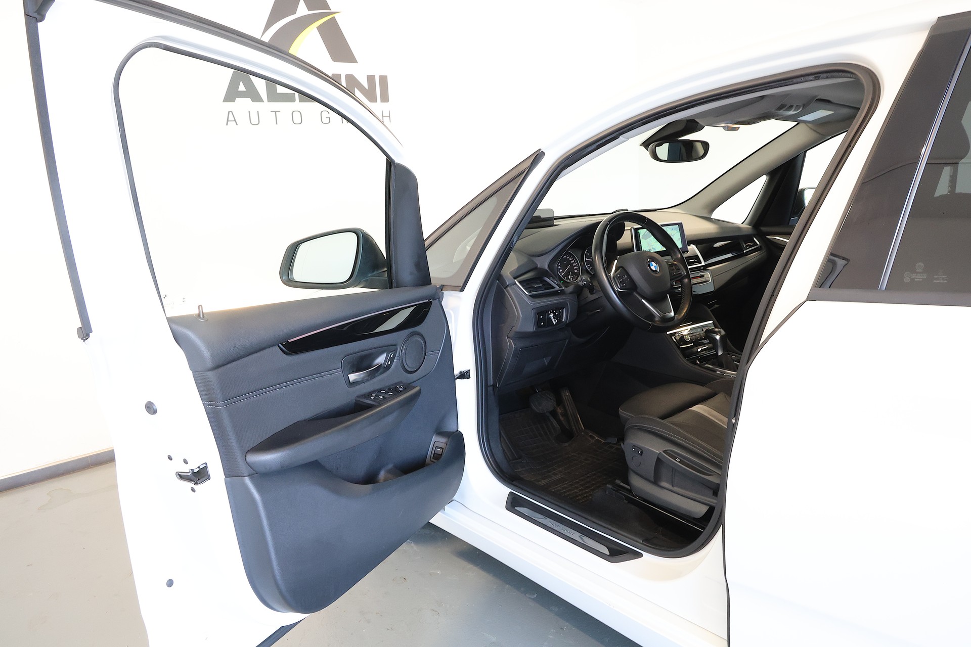 BMW 220d xDrive Active Tourer Sport Line Steptronic-image-4