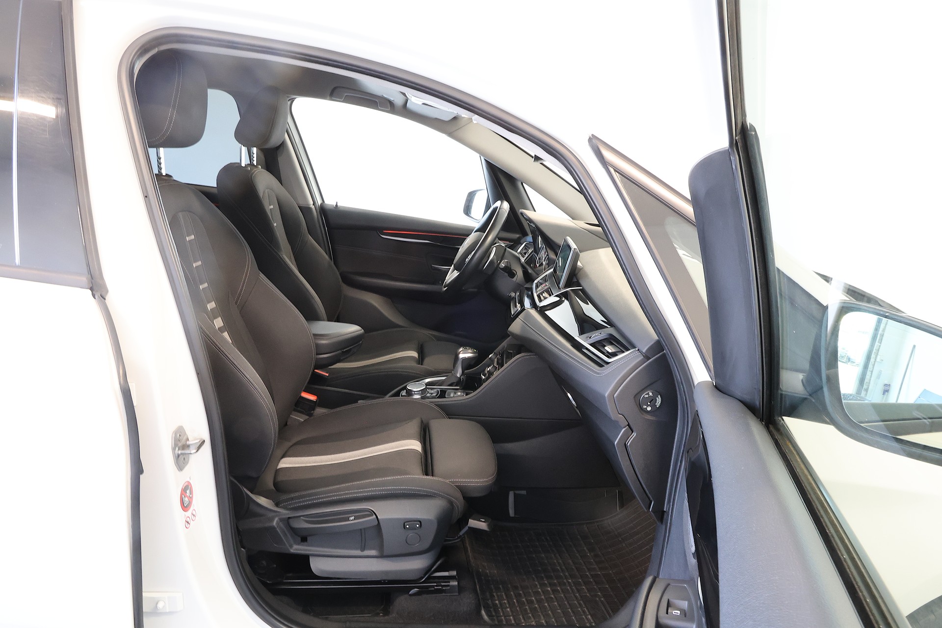 BMW 220d xDrive Active Tourer Sport Line Steptronic-image-12