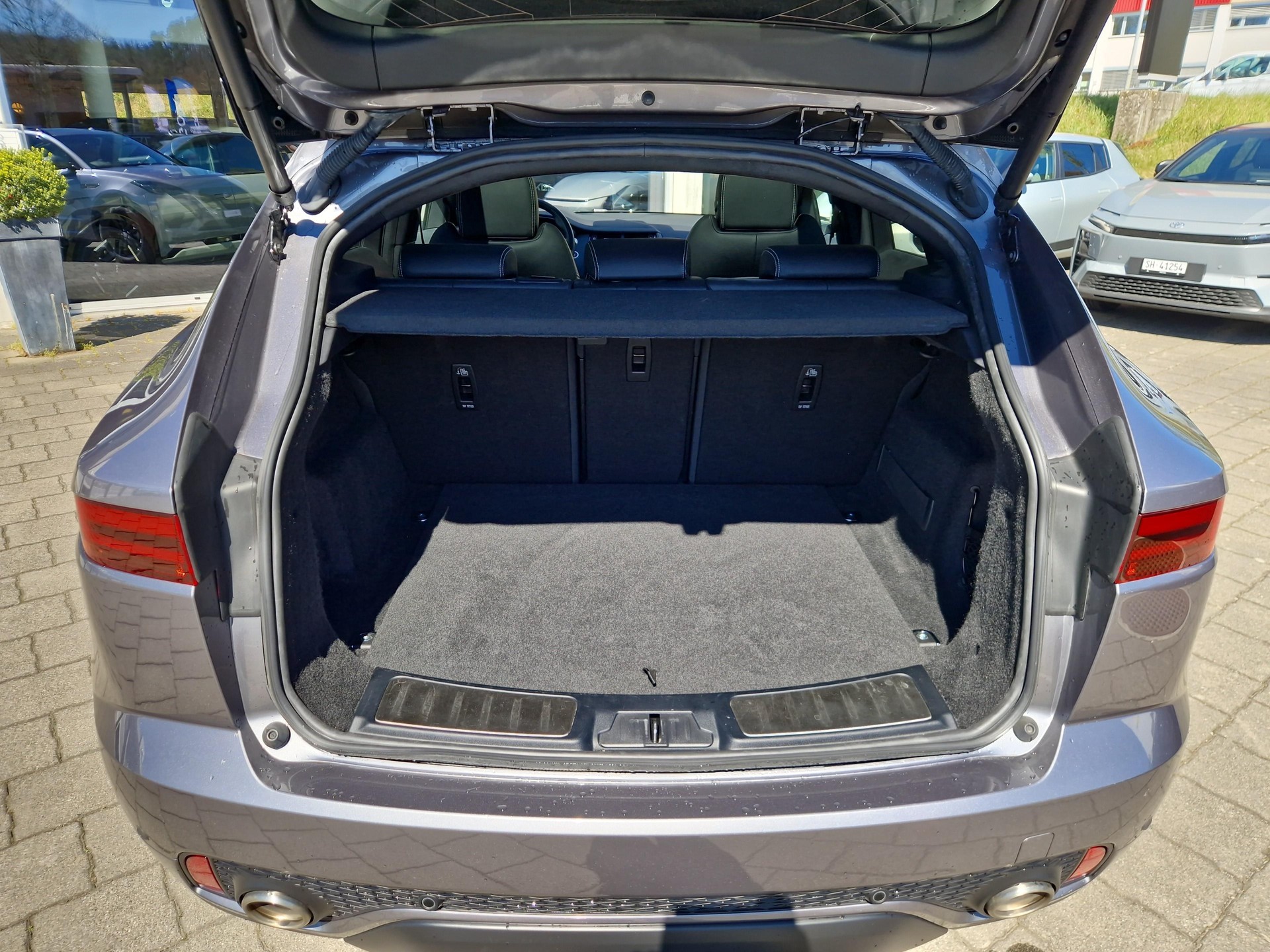 JAGUAR E-Pace 2.0 I4 250 R-Dynamic HSE AWD-image-11