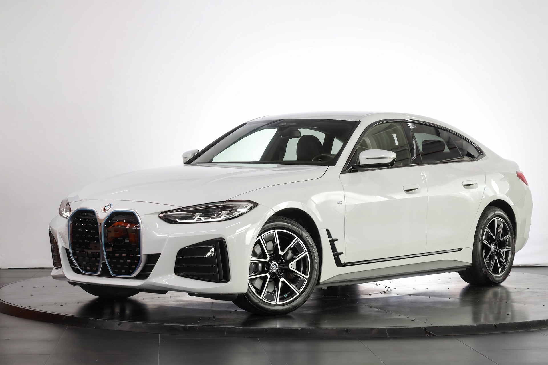 BMW i4 eDrive 35 M Sport Pro-showroom-element-2