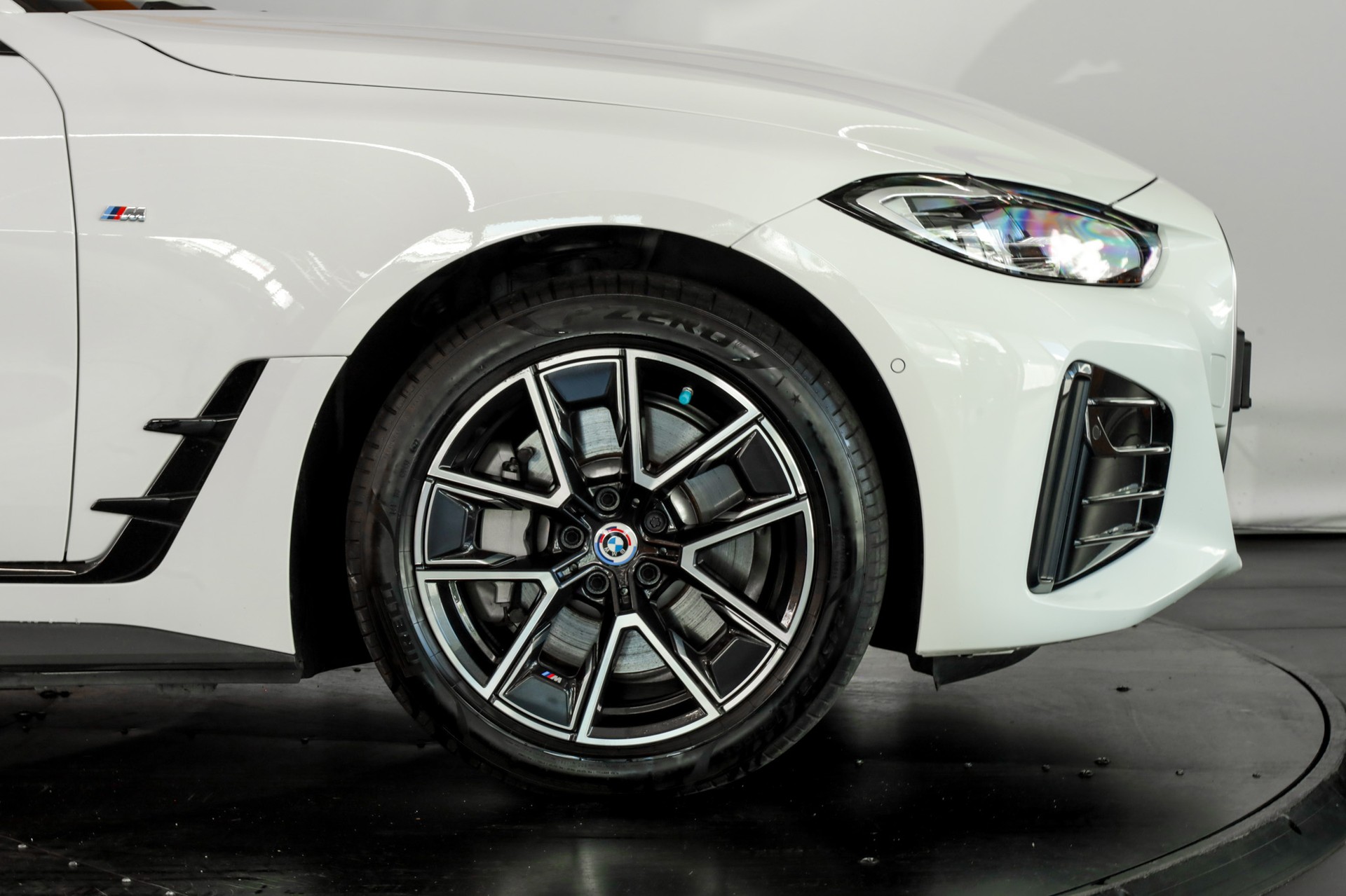 BMW i4 eDrive 35 M Sport Pro-image-7