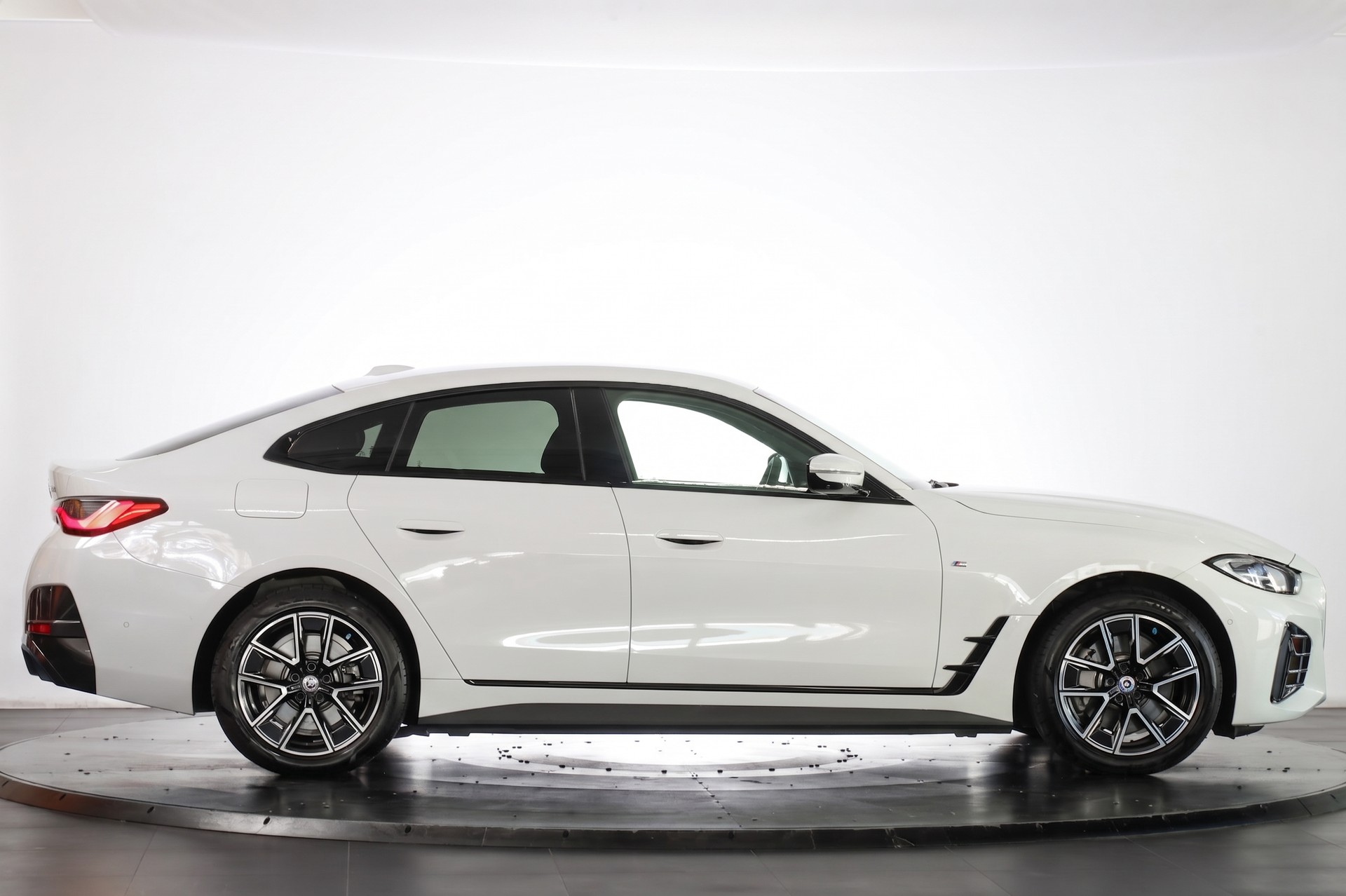BMW i4 eDrive 35 M Sport Pro-showroom-element-3