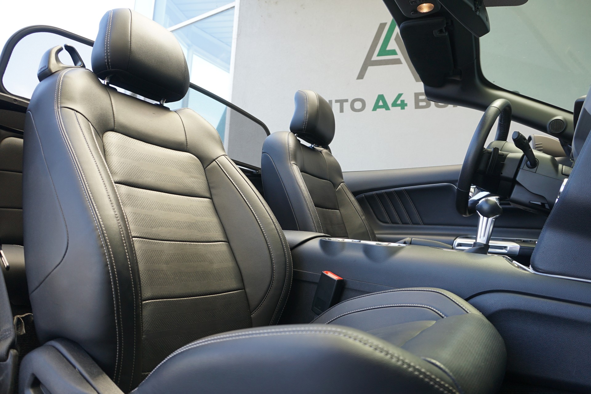 FORD Mustang Convertible 2.3 T Automat 317 PS-image-29