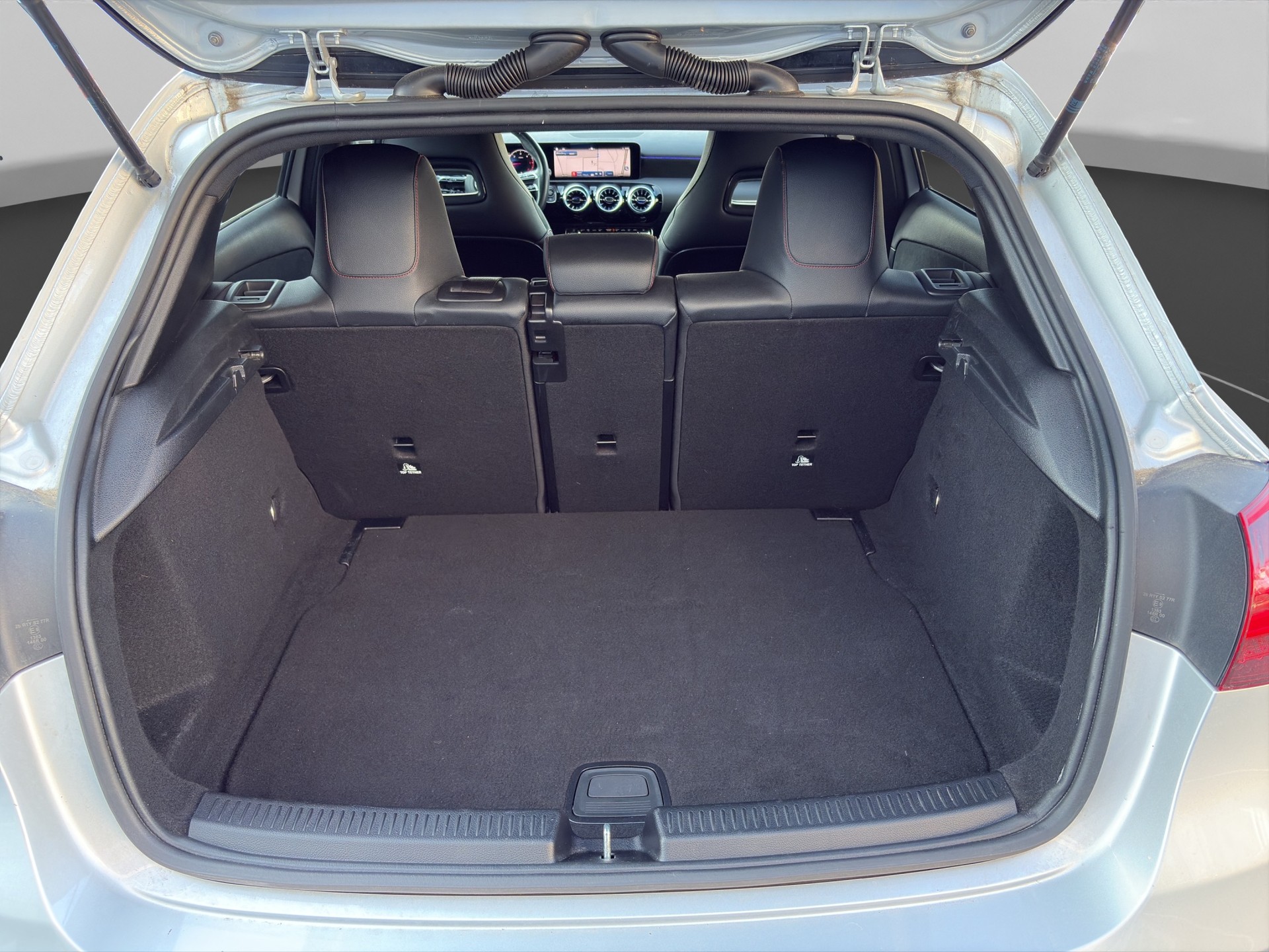 MERCEDES-BENZ A 200 d AMG Line 8G-DCT-image-13