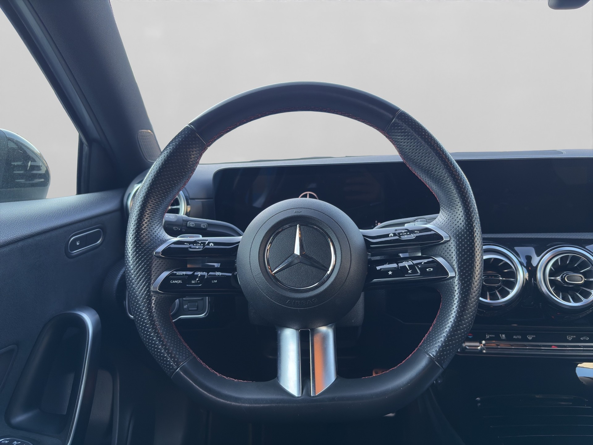 MERCEDES-BENZ A 200 d AMG Line 8G-DCT-image-10