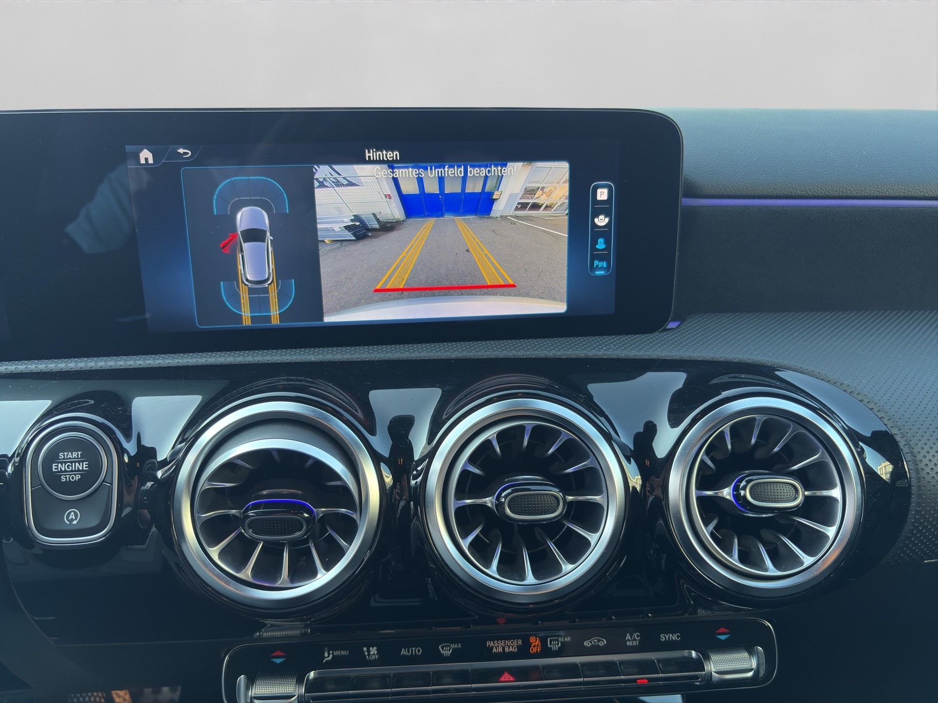 MERCEDES-BENZ A 200 d AMG Line 8G-DCT-image-11