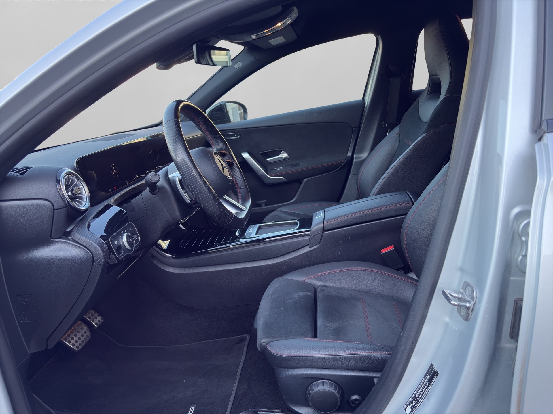 MERCEDES-BENZ A 200 d AMG Line 8G-DCT-image-9