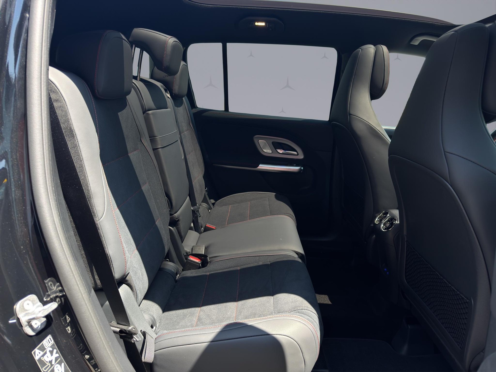 MERCEDES-BENZ GLB 220 4matic-image-17