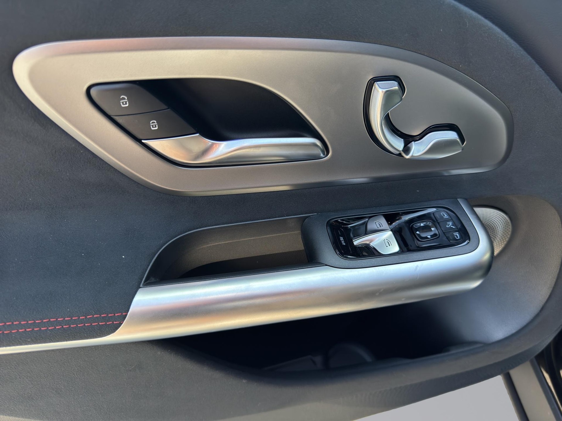 MERCEDES-BENZ GLB 220 4matic-image-10