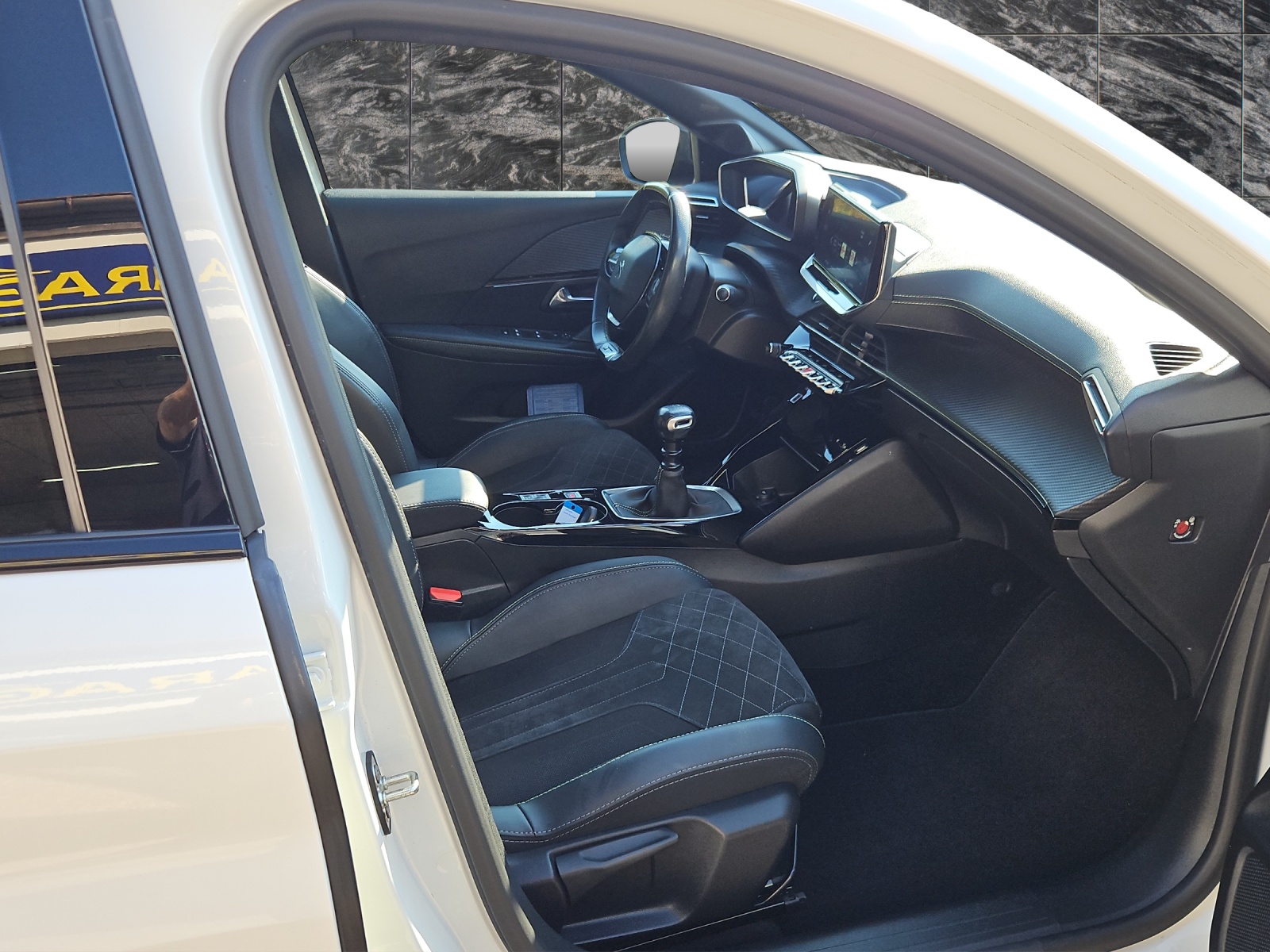 PEUGEOT 208 1.2 PureTech GT Pack-image-11