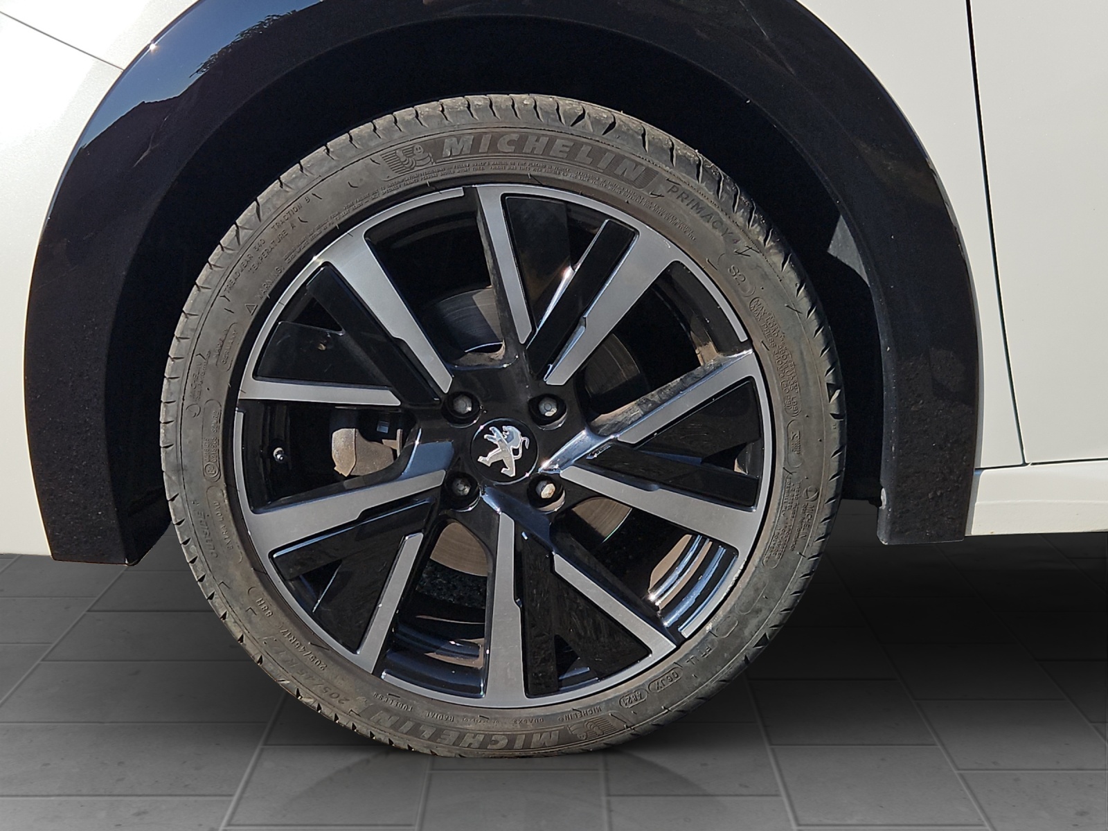 PEUGEOT 208 1.2 PureTech GT Pack-image-3