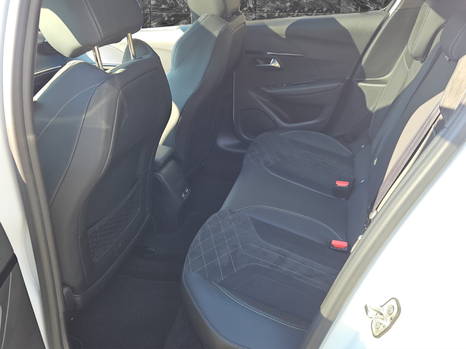 PEUGEOT 208 1.2 PureTech GT Pack-image-10