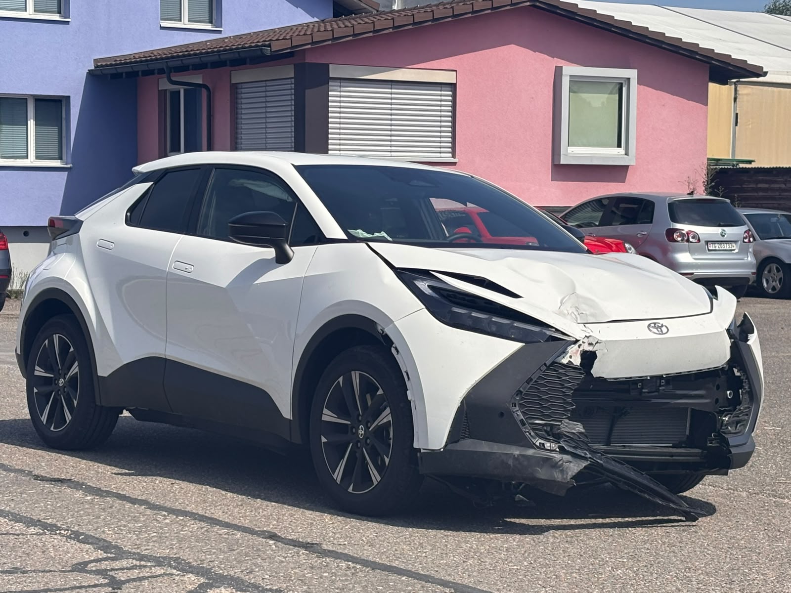 TOYOTA C-HR 2.0 PHEV CVT Swiss Edition-image-2