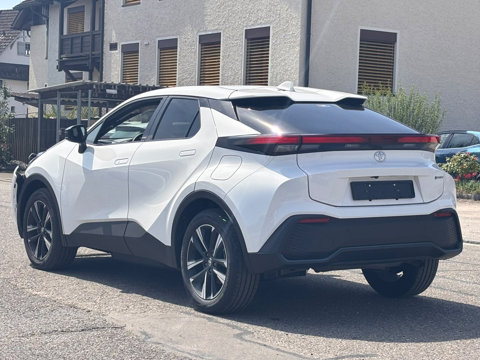 TOYOTA C-HR 2.0 PHEV CVT Swiss Edition-image-6