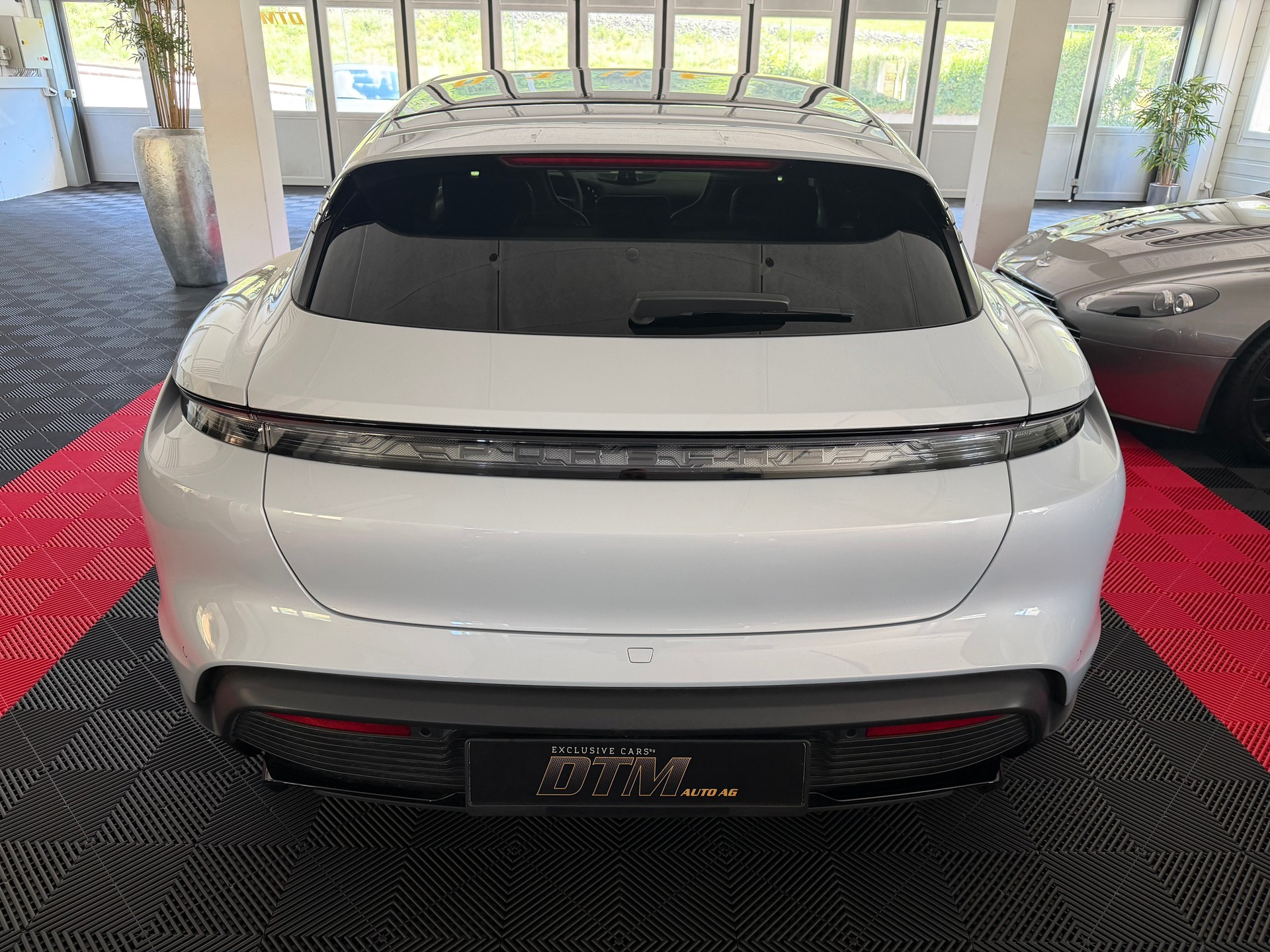 PORSCHE Taycan GTS Sport Turismo Performance Plus-showroom-element-3