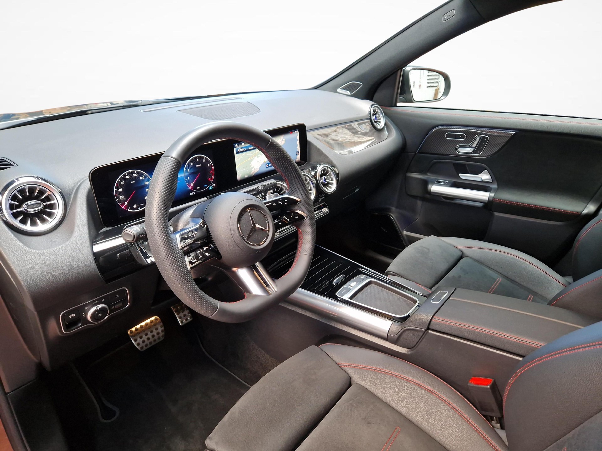 MERCEDES-BENZ GLA 250 4MATIC Swiss Star AMG Line-image-4