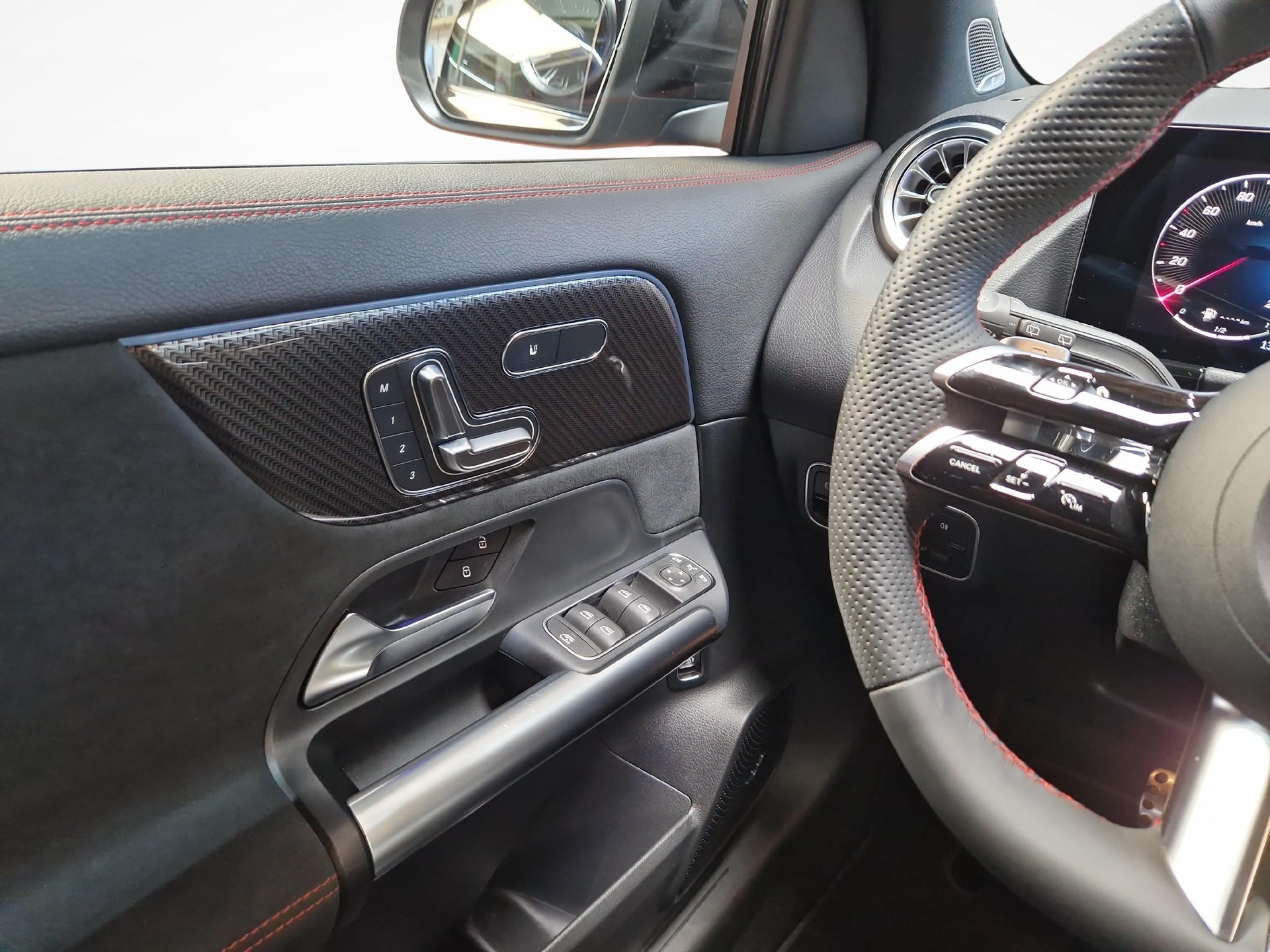 MERCEDES-BENZ GLA 250 4MATIC Swiss Star AMG Line-image-7