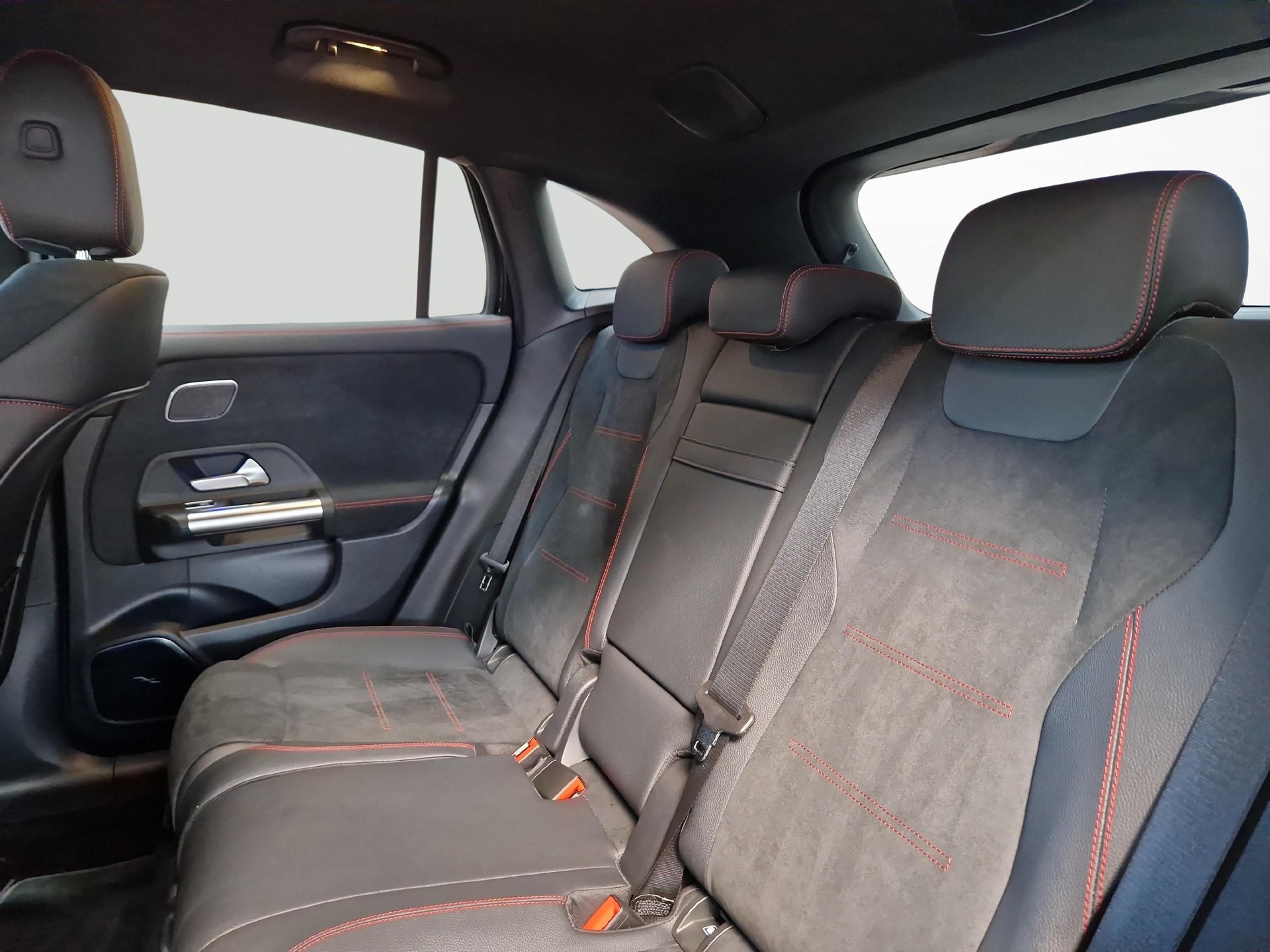 MERCEDES-BENZ GLA 250 4MATIC Swiss Star AMG Line-image-8