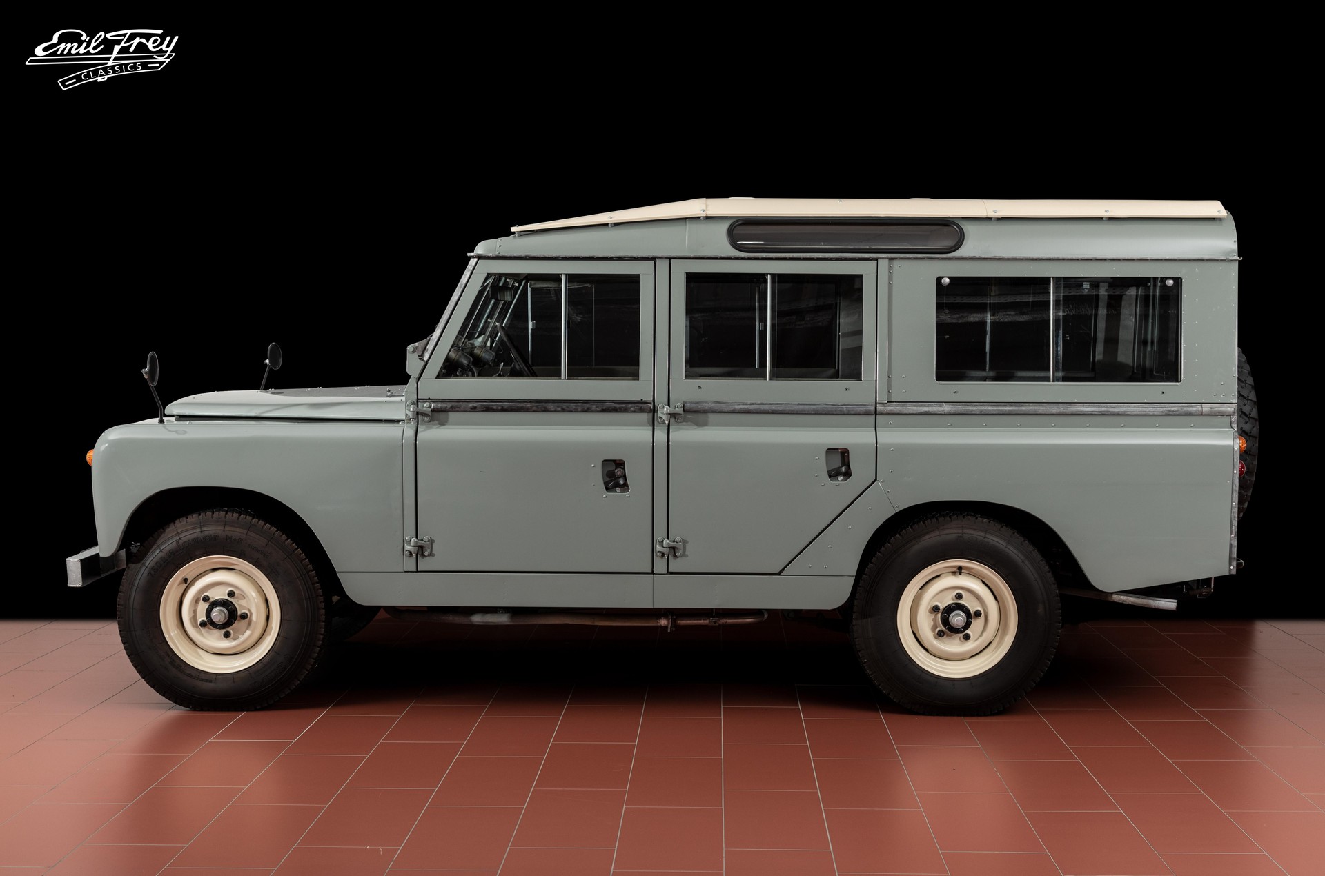 LAND ROVER 109 Serie II-image-1