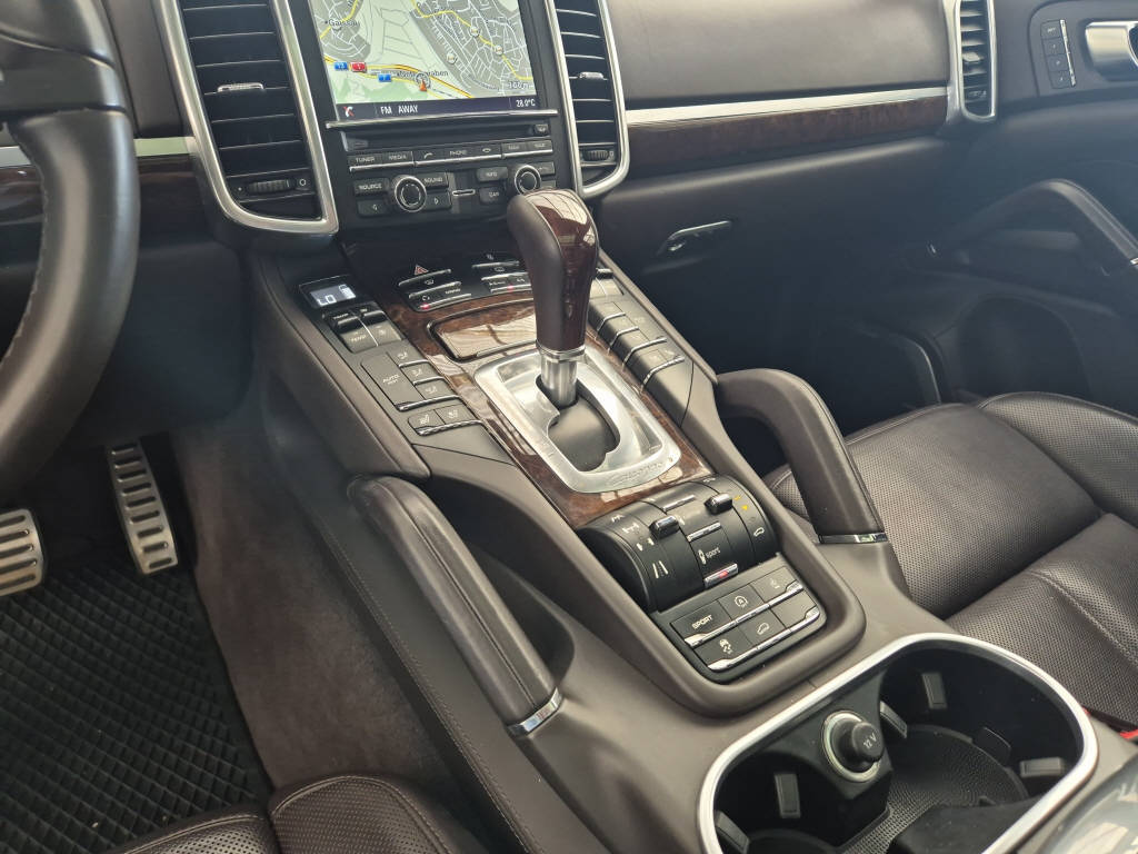 PORSCHE Cayenne 4.8 V8 GTS TipT-image-9