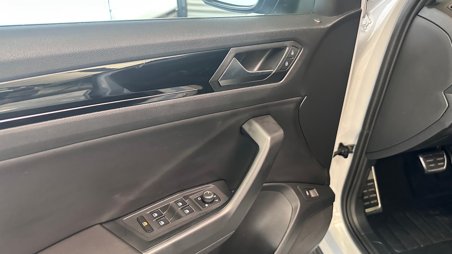 VW T-Roc 2.0 TSI R DSG 4motion-image-10