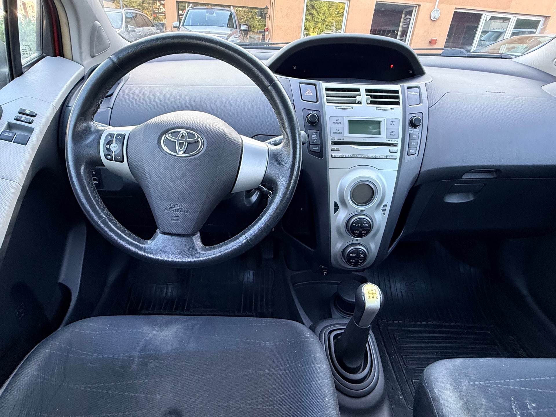 TOYOTA Yaris 1.3 Linea Sol-image-10