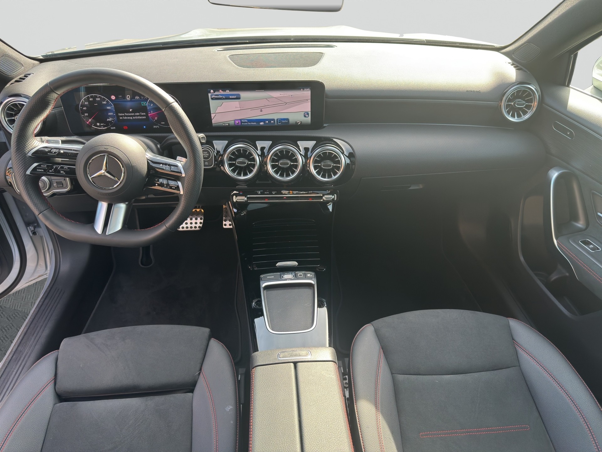 MERCEDES-BENZ A 200 Limousine AMG Line Distronic-image-14
