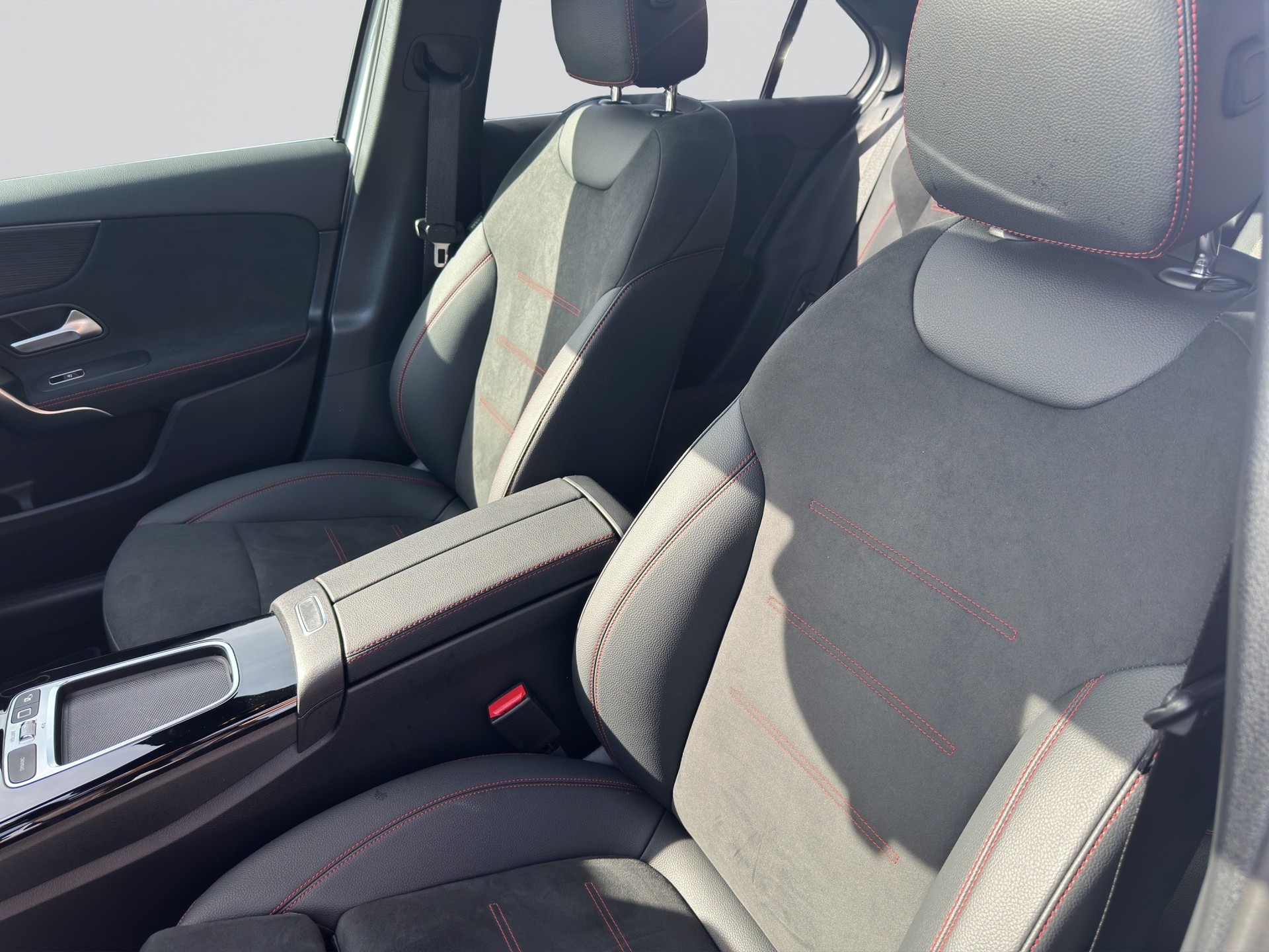 MERCEDES-BENZ A 200 Limousine AMG Line Distronic-image-7