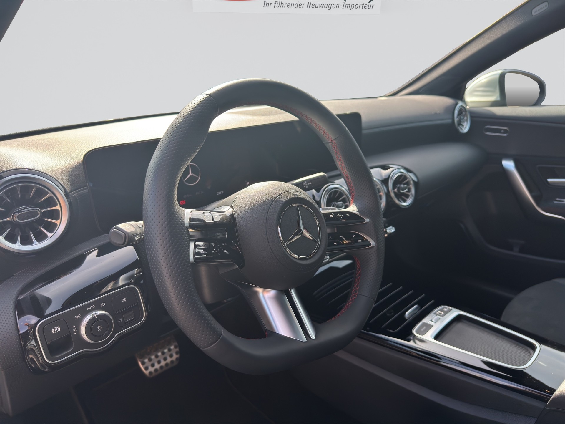 MERCEDES-BENZ A 200 Limousine AMG Line Distronic-image-5