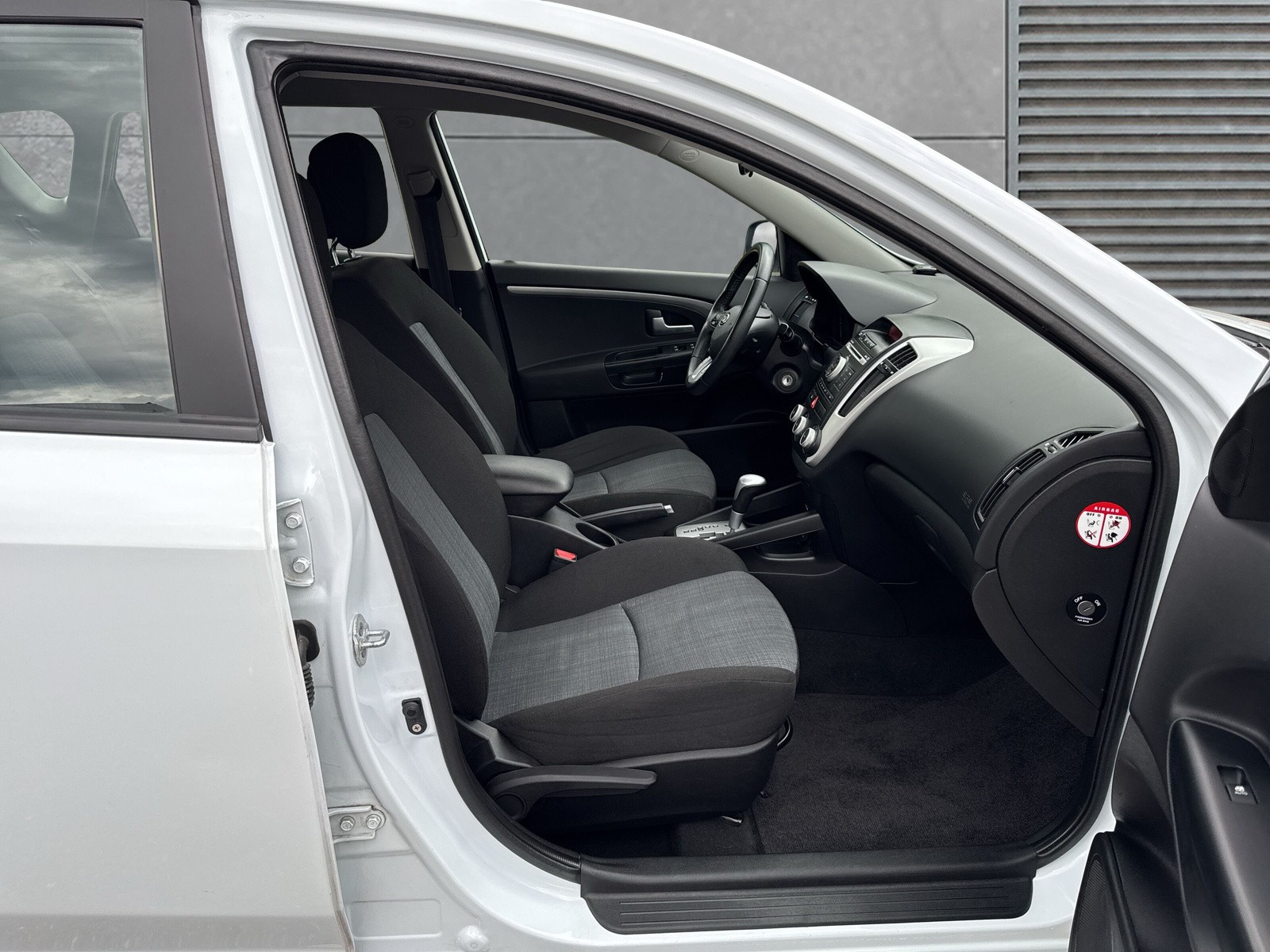 KIA Cee'd 1.6 16V Trend Automatic-image-9