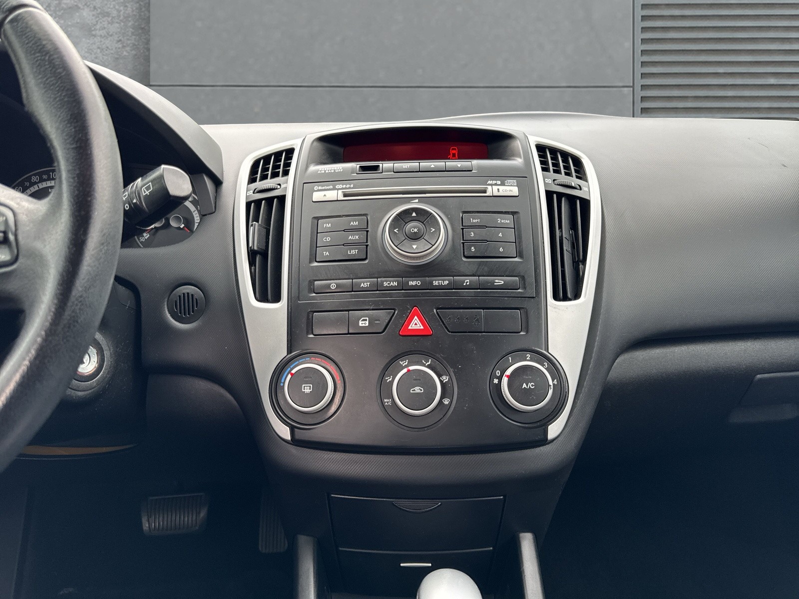 KIA Cee'd 1.6 16V Trend Automatic-image-13